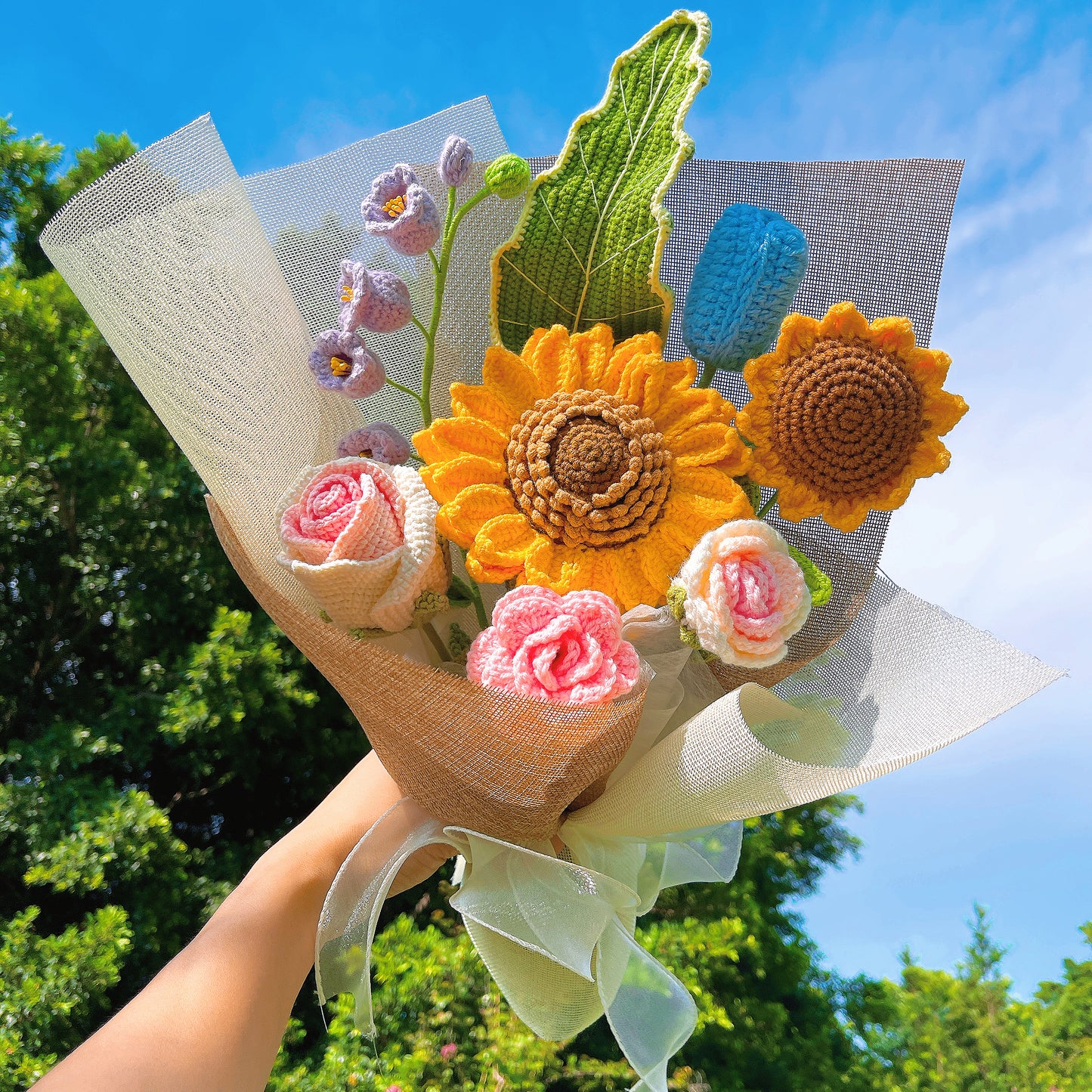 枯れない花のナチュラルブーケ|ひまわり、ローズとスズランの手編み花束|結婚祝い・母の日ギフトに|インテリア 花粉症対策・アレルギー対応