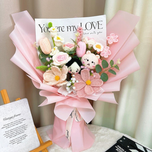 粉紅系列鉤針編織花朵畢業手工花束——包含貓頭、小女孩、鬱金香、玫瑰、小菊等更多元素 | 完美適合作為禮物、家居裝飾、婚禮用品,且對花粉熱過敏者友善