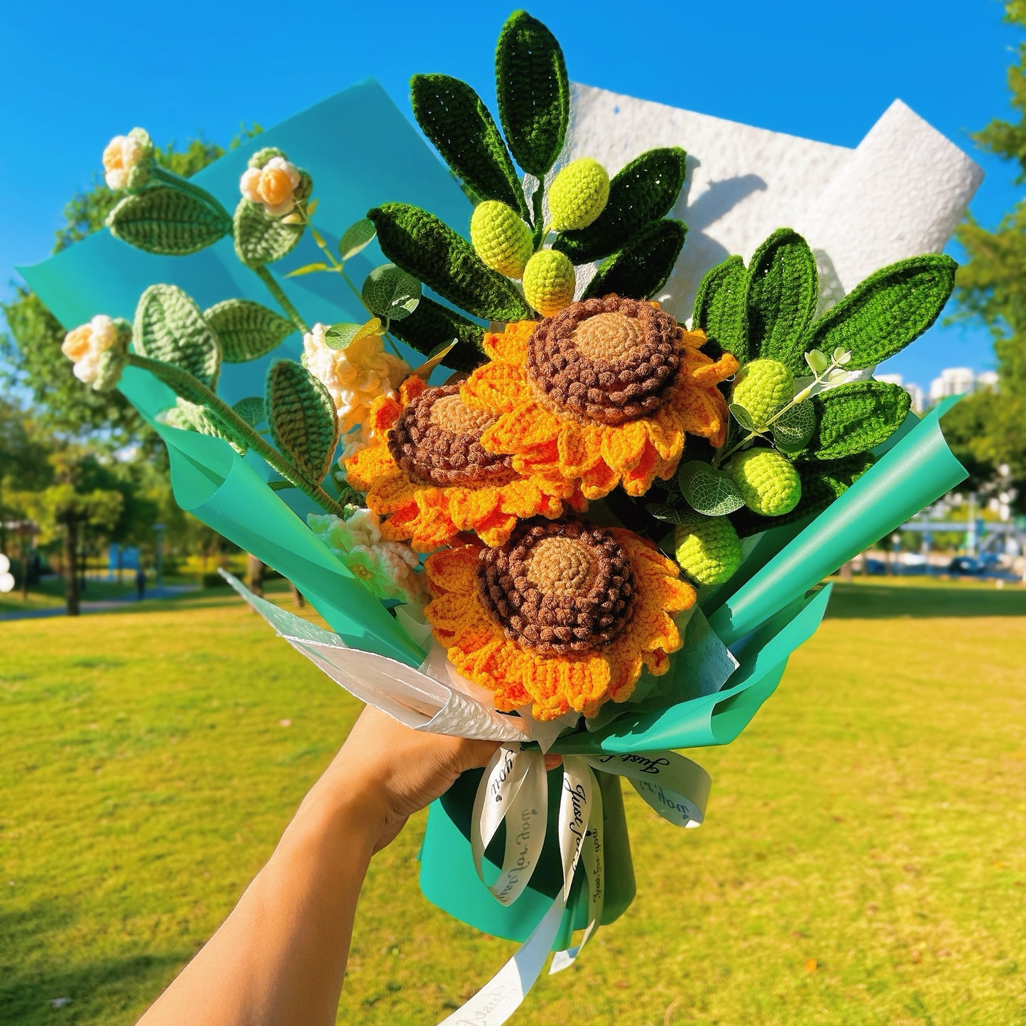 手作鉤針梔子花束-防敏贈禮組合(梔子花・向日葵・橄欖枝)|婚禮・生日・居家裝飾首選|環保綠米色紙藝包裝