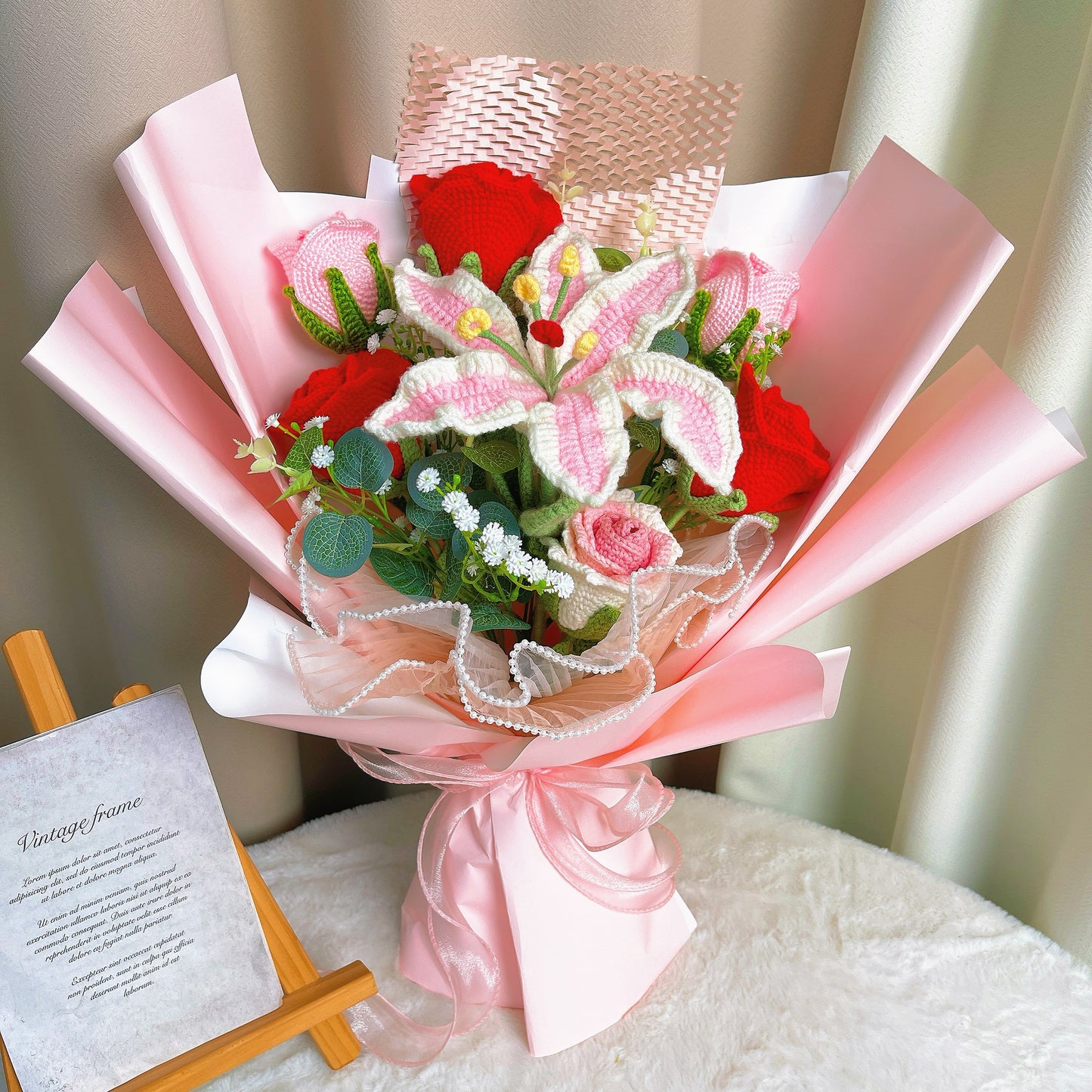 手工鉤針編織柔和色調花束,含大型粉紅玫瑰、勿忘我、非洲菊、橄欖葉飾葉及蜜桃色點綴——適合過敏體質者