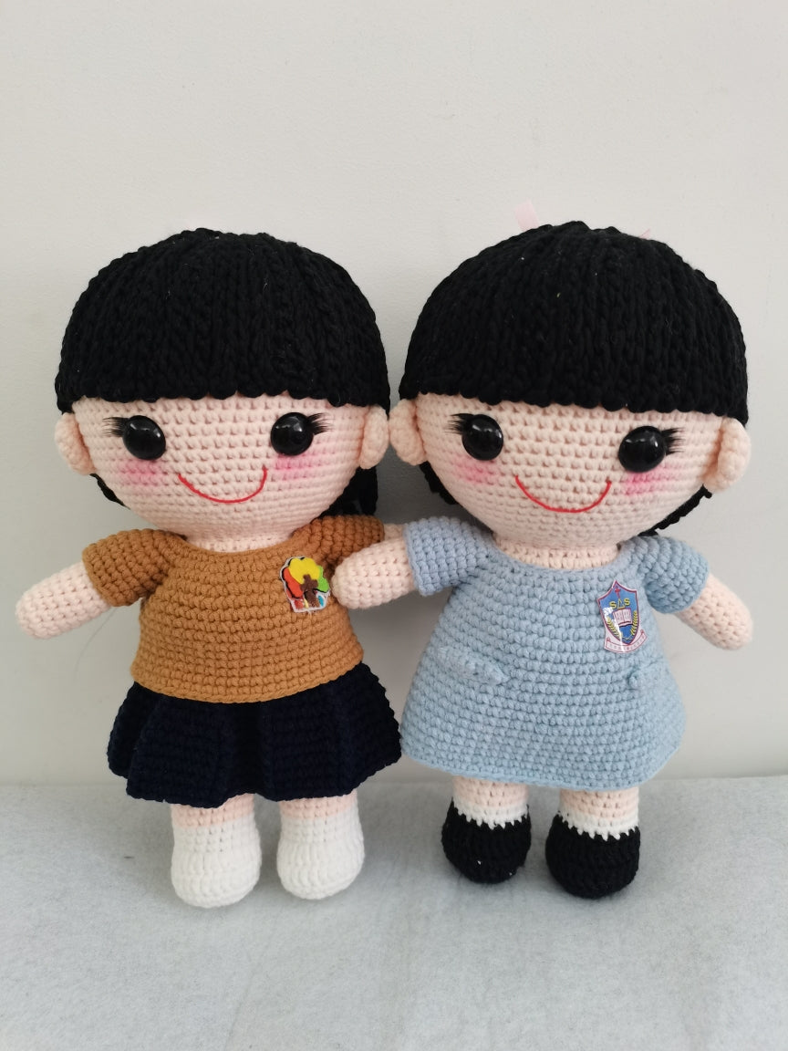 客製化手工鉤織娃娃(28cm)|專屬訂製男孩、女孩、寵物、畢業、情侶、婚禮娃娃|獨特紀念禮物:生日、週年、畢業、情人節
