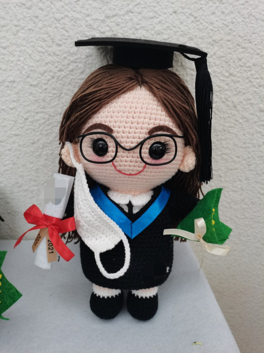 客製化手工鉤織娃娃(28cm)|專屬訂製男孩、女孩、寵物、畢業、情侶、婚禮娃娃|獨特紀念禮物:生日、週年、畢業、情人節