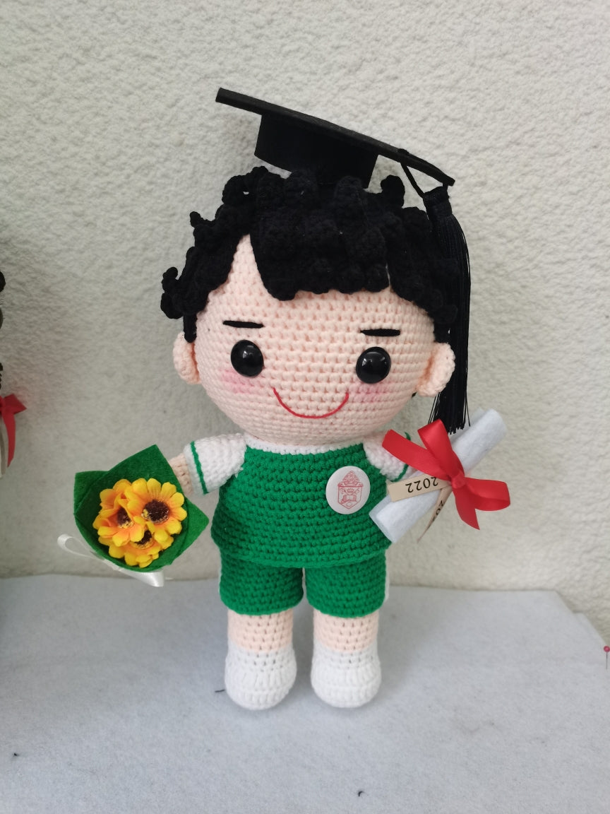 客製化手工鉤織娃娃(28cm)|專屬訂製男孩、女孩、寵物、畢業、情侶、婚禮娃娃|獨特紀念禮物:生日、週年、畢業、情人節