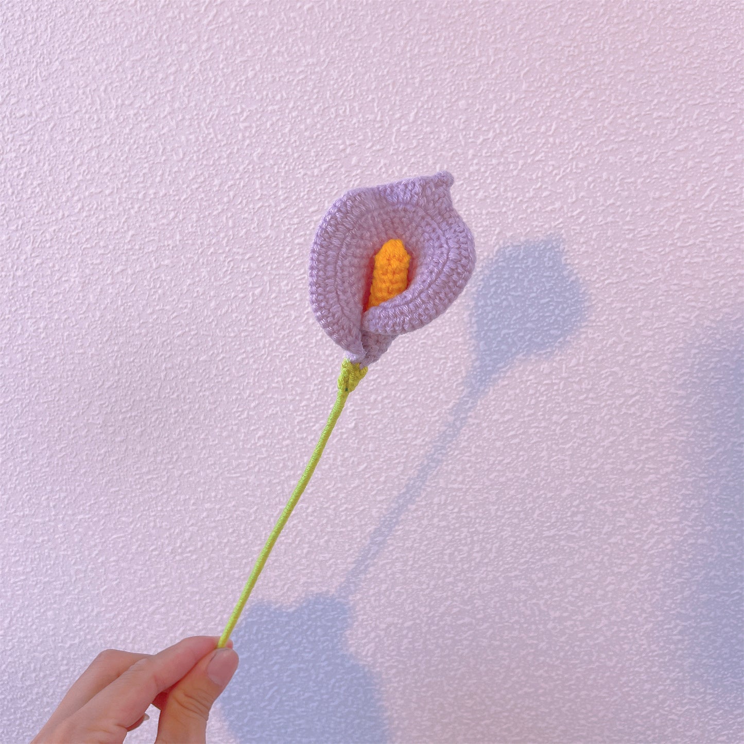 紫調手作鉤針花束|融合小雛菊、康乃馨、罌粟花、馬蹄蓮、薰衣草、蓬鬆球與玫瑰|無花粉過敏之憂,婚禮、生日、週年紀念及居家裝飾的完美之選