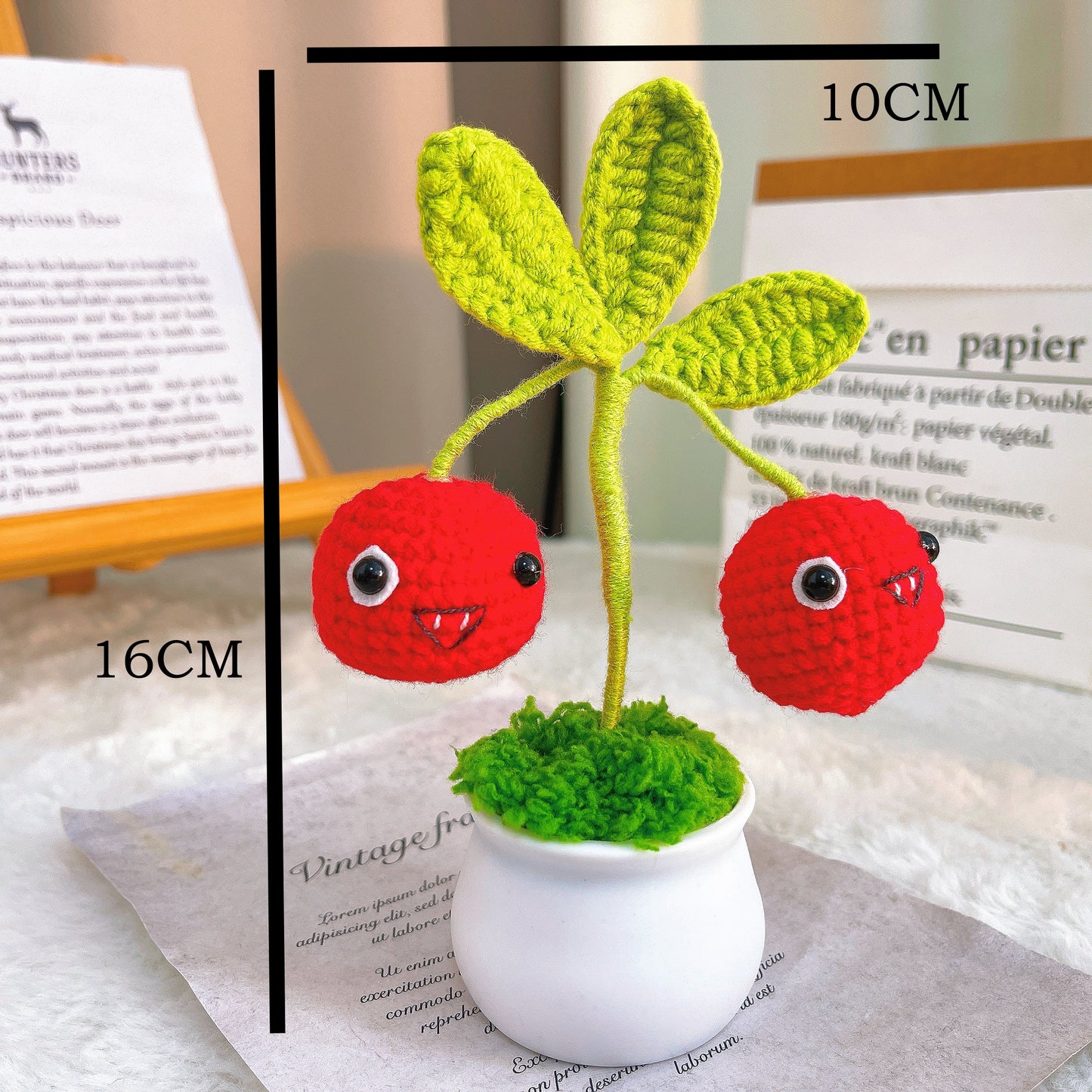 手工鉤針編織櫻桃炸彈花盆 - 紅色爆炸櫻桃配綠葉、可愛臉蛋與雙櫻桃,白色塑膠花盆,適合遊戲玩家、孩童的趣味低敏桌面裝飾與獨特禮物