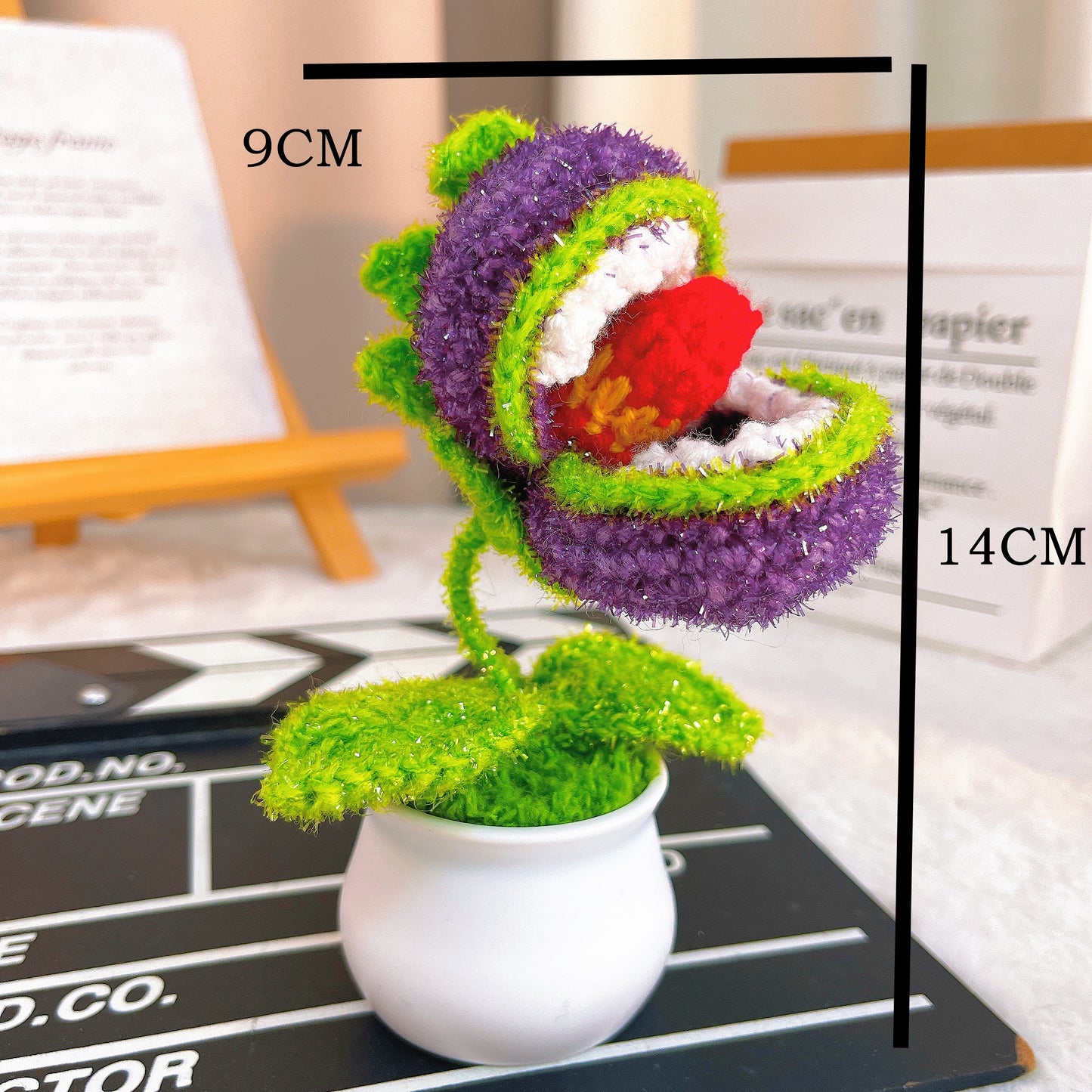 手工鉤針編織食人花盆栽 - 紫身配紅黃舌頭的盆栽食人花(含葉片),白色塑膠花盆,適合遊戲玩家、萬聖節的趣味低敏桌面裝飾與獨特禮物