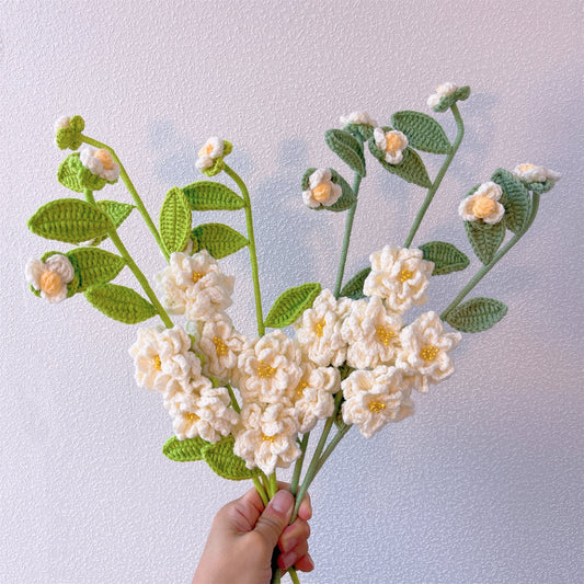 Beauté élégante : piquet de gardénias au crochet fabriqué à la main pour une décoration de jardin sophistiquée