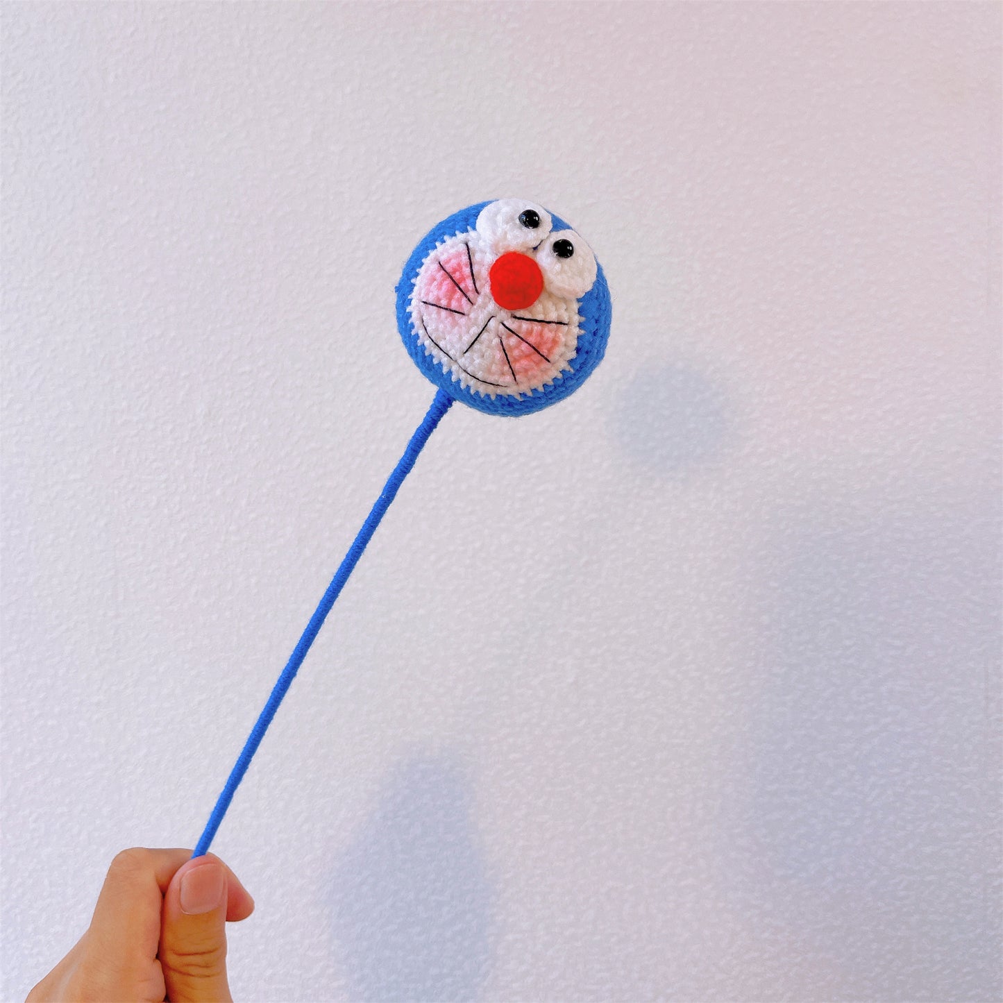 Bouquet di Fiori all'Uncinetto Fatto a Mano Tema Gatto Robot - Regalo Ipoallergenico – Bouquet Personalizzabile Anime Giapponese per Compleanni e Lauree