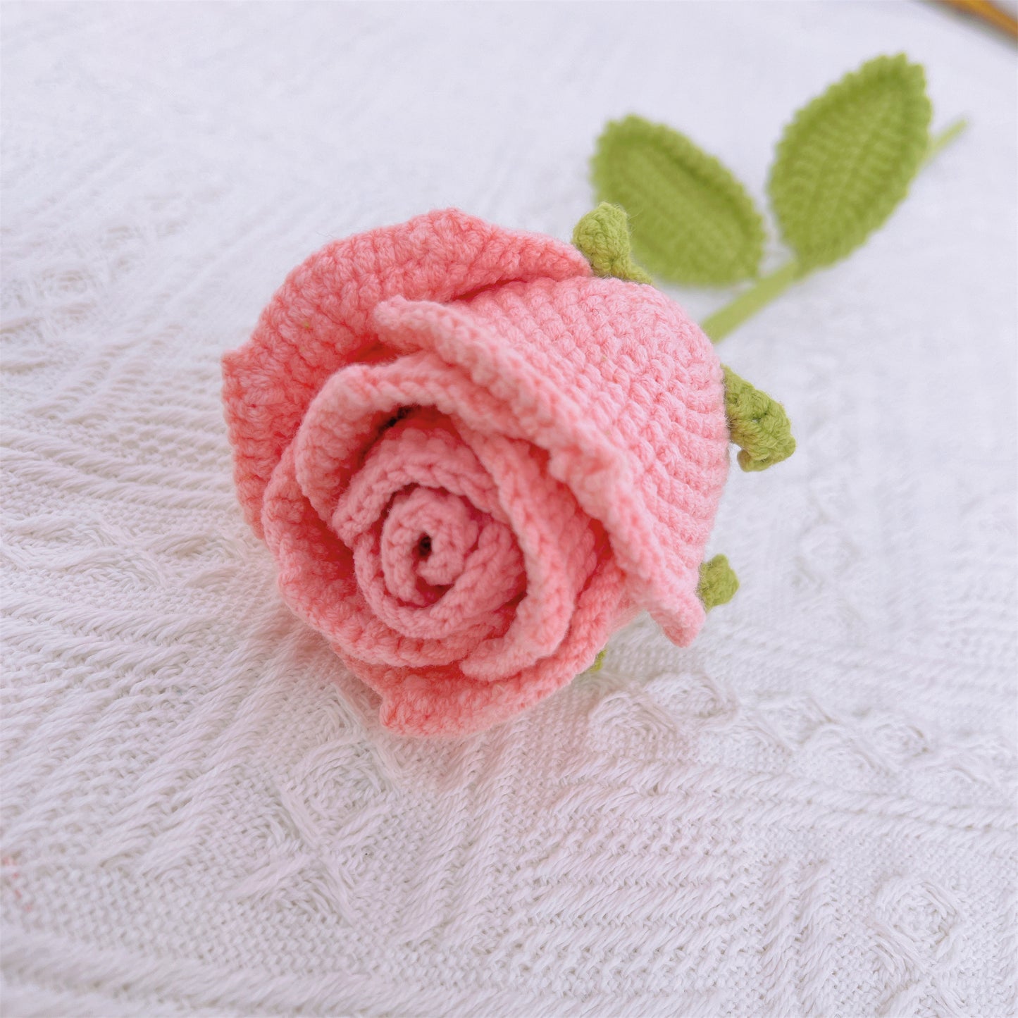 手工編織的玫瑰花、酒杯玫瑰、雙向日葵和令人印象深刻的睡蓮花束