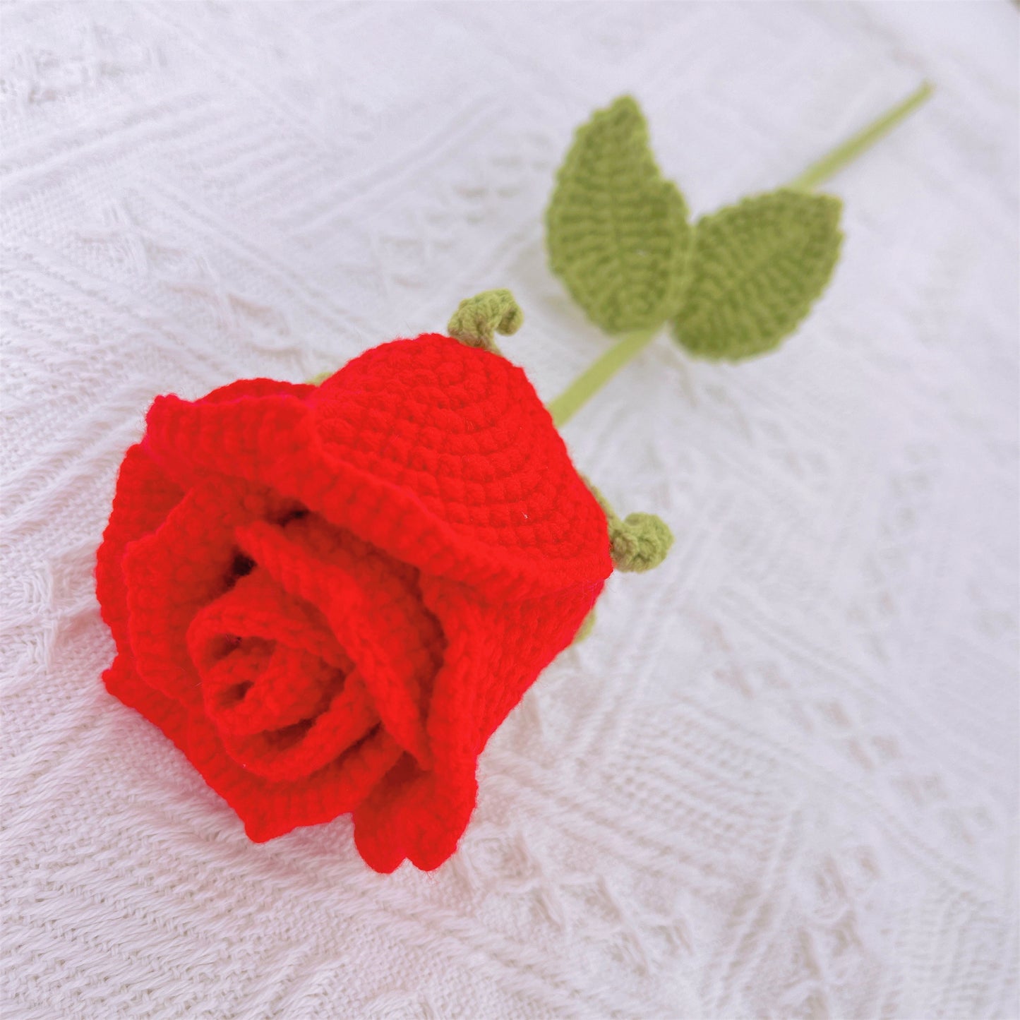 手工鉤針編織柔和色調花束,含大型粉紅玫瑰、勿忘我、非洲菊、橄欖葉飾葉及蜜桃色點綴——適合過敏體質者