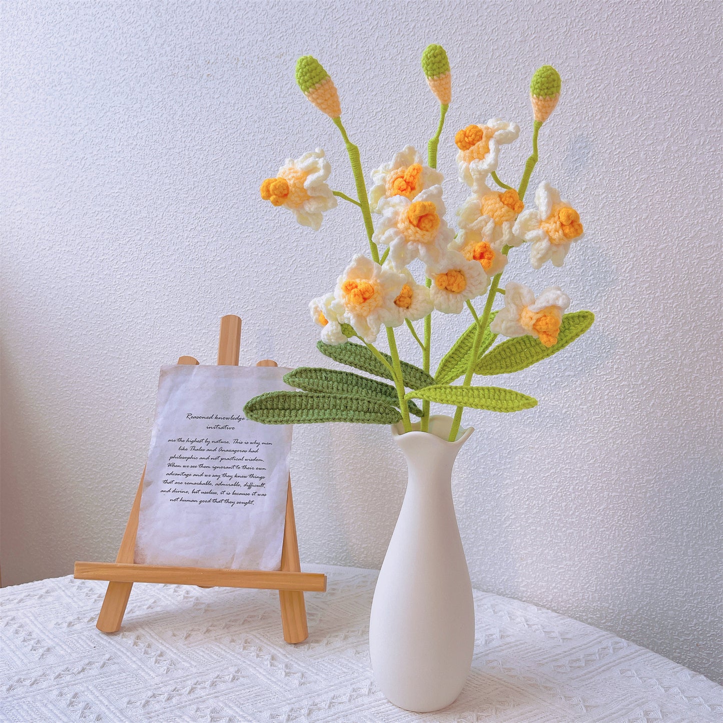 Narzissenstrauß für den Geburtsmonat März – handgehäkeltes Blumenarrangement zum Geburtstag mit einem Stiel und eleganter Verpackung