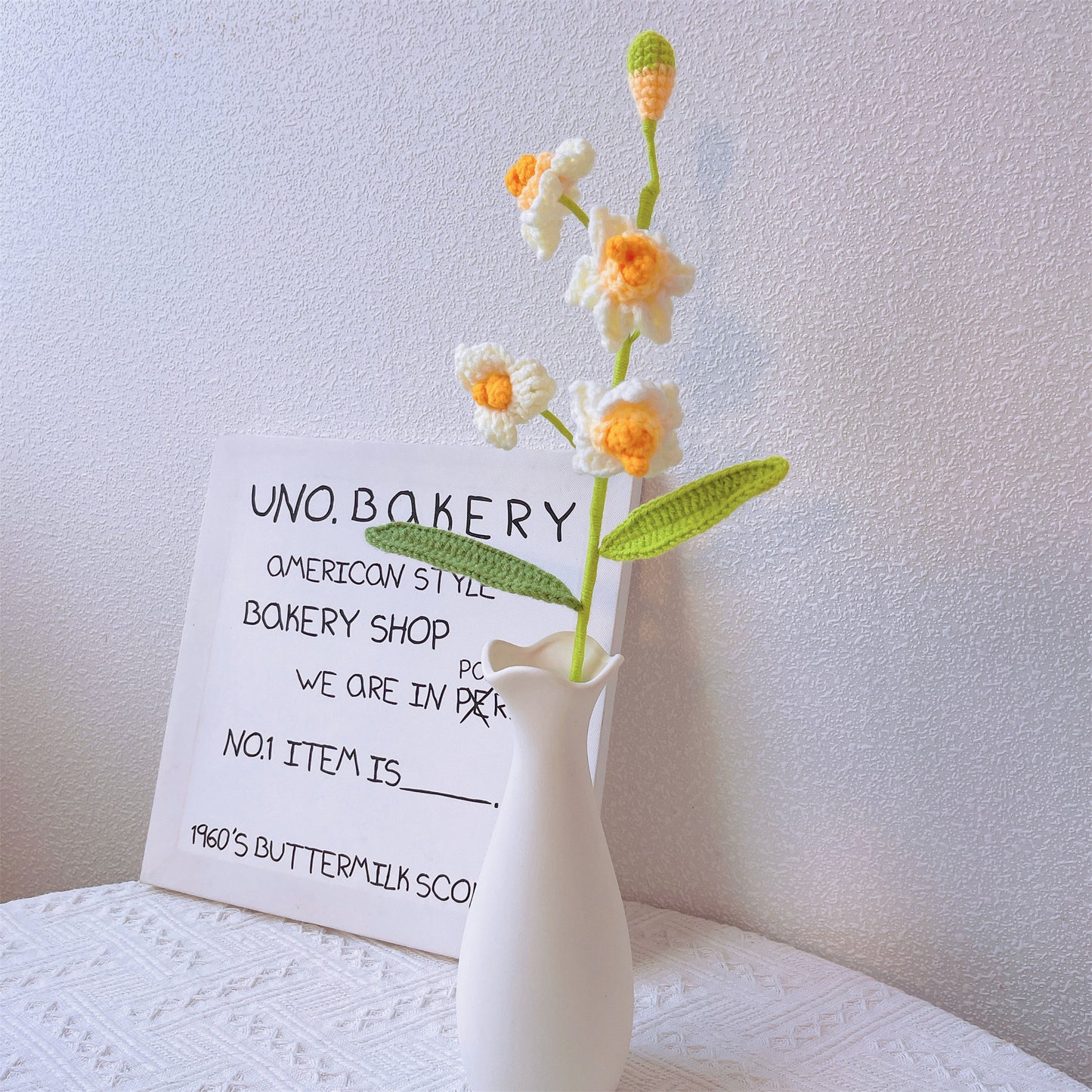 Narzissenstrauß für den Geburtsmonat März – handgehäkeltes Blumenarrangement zum Geburtstag mit einem Stiel und eleganter Verpackung