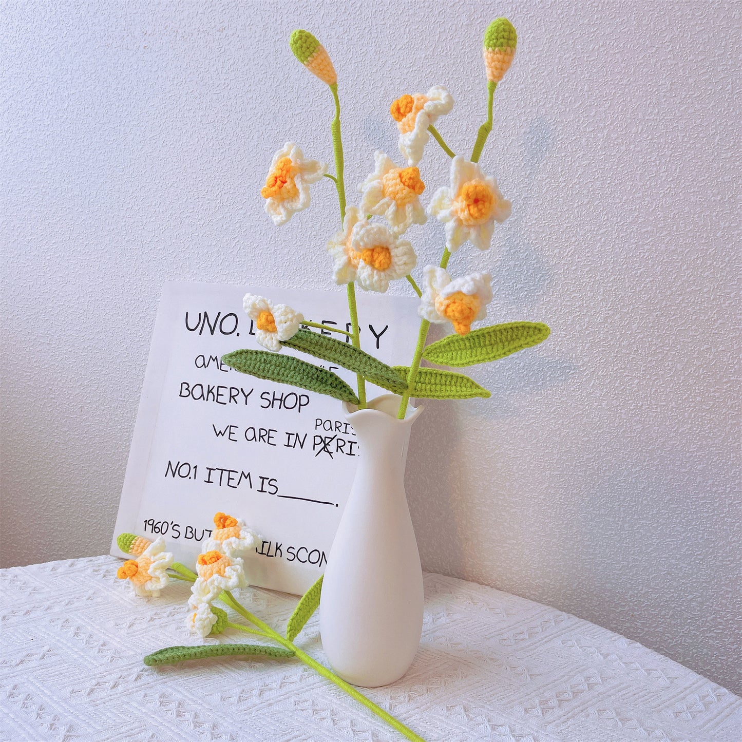 Narzissenstrauß für den Geburtsmonat März – handgehäkeltes Blumenarrangement zum Geburtstag mit einem Stiel und eleganter Verpackung