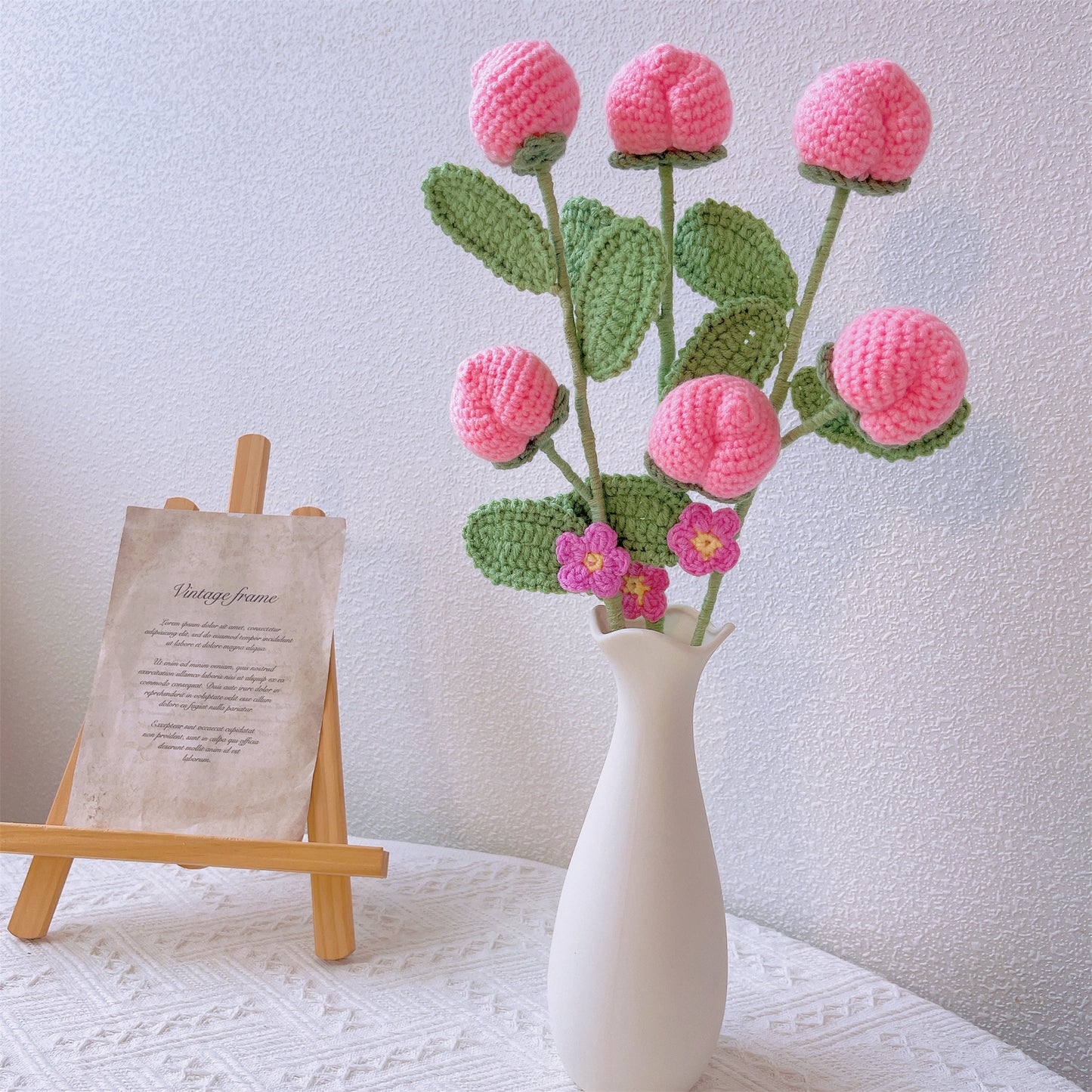 Süße Pfirsichblüte: Handgefertigter gehäkelter Pfirsichpfahl für eine entzückende Gartendekoration und ein bedeutungsvolles Geschenk