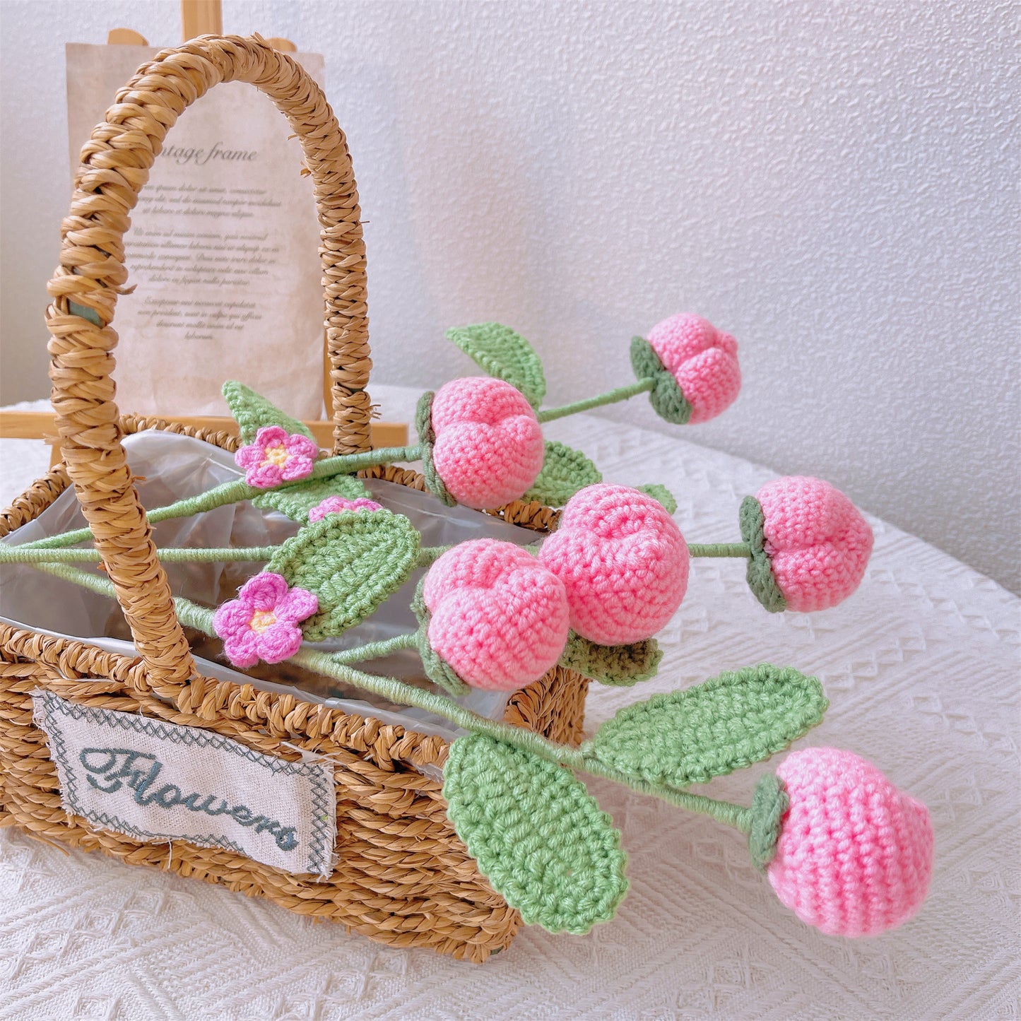 Süße Pfirsichblüte: Handgefertigter gehäkelter Pfirsichpfahl für eine entzückende Gartendekoration und ein bedeutungsvolles Geschenk