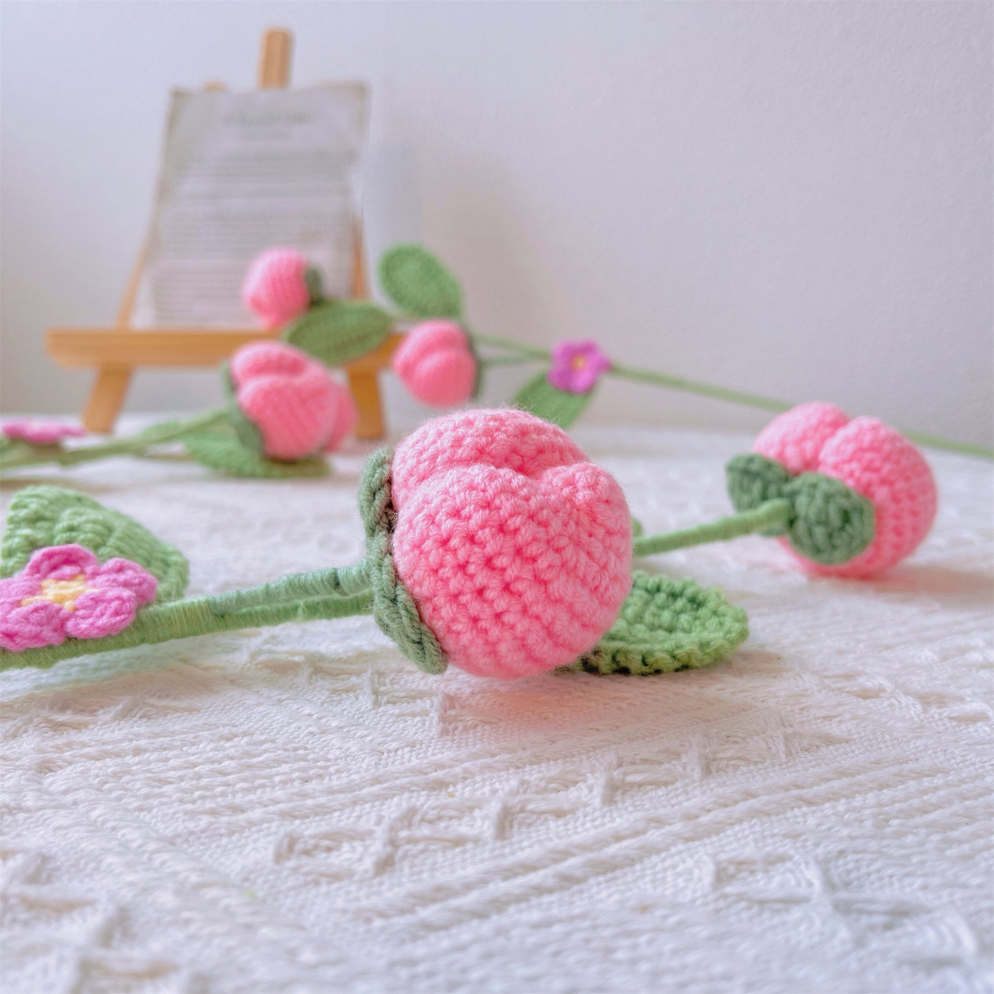 Süße Pfirsichblüte: Handgefertigter gehäkelter Pfirsichpfahl für eine entzückende Gartendekoration und ein bedeutungsvolles Geschenk