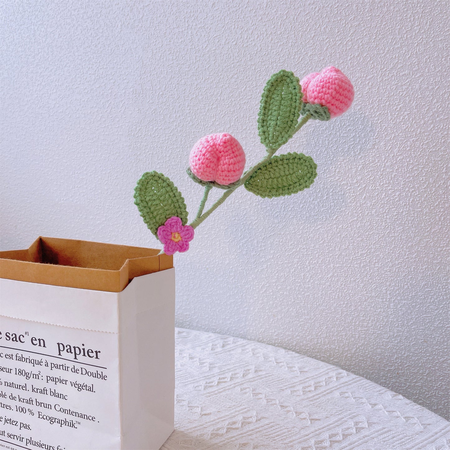 Süße Pfirsichblüte: Handgefertigter gehäkelter Pfirsichpfahl für eine entzückende Gartendekoration und ein bedeutungsvolles Geschenk