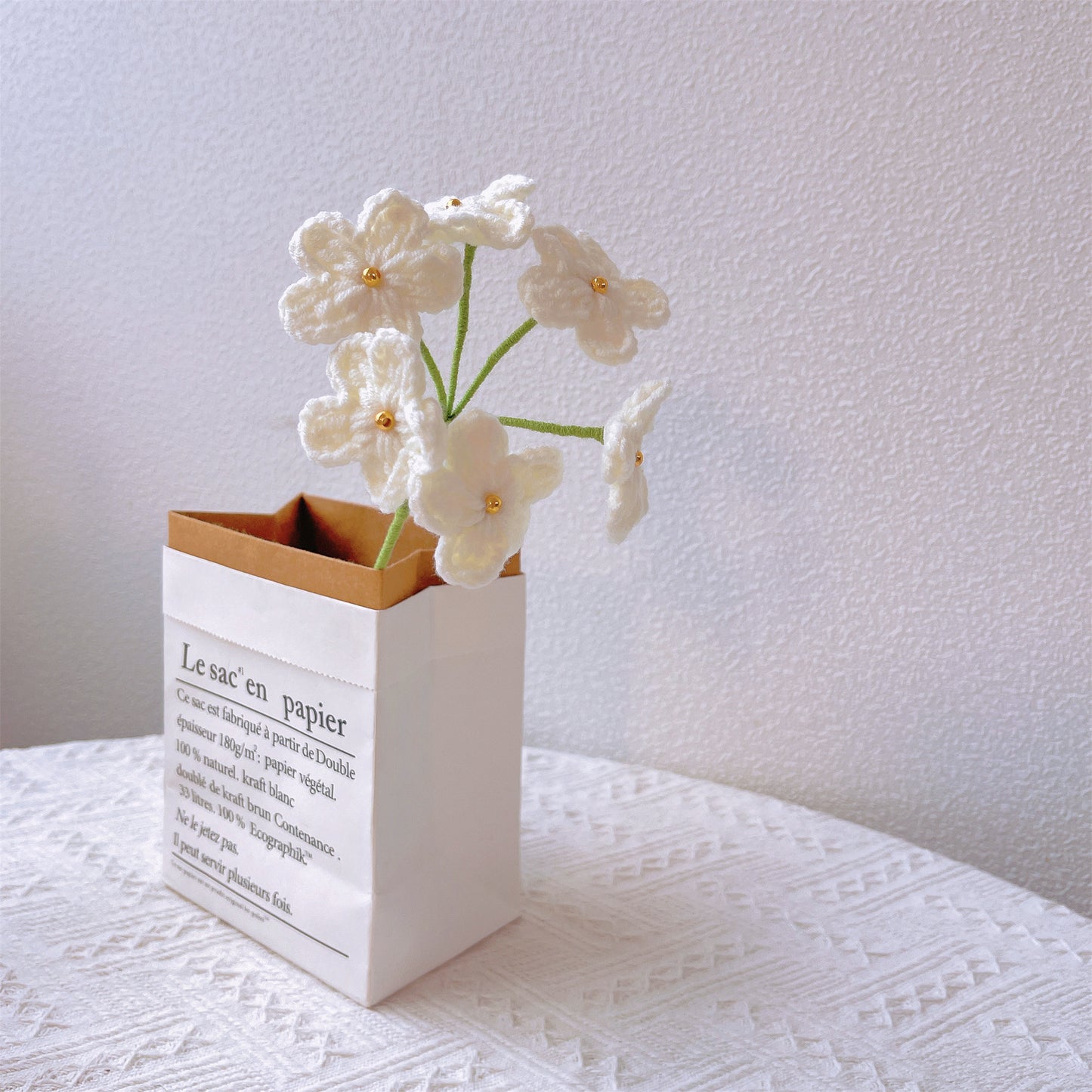 手工製作令人驚歎的優雅浪漫手工花束-白色和藍色玫瑰,黃色玫瑰,白色和藍色勿忘我