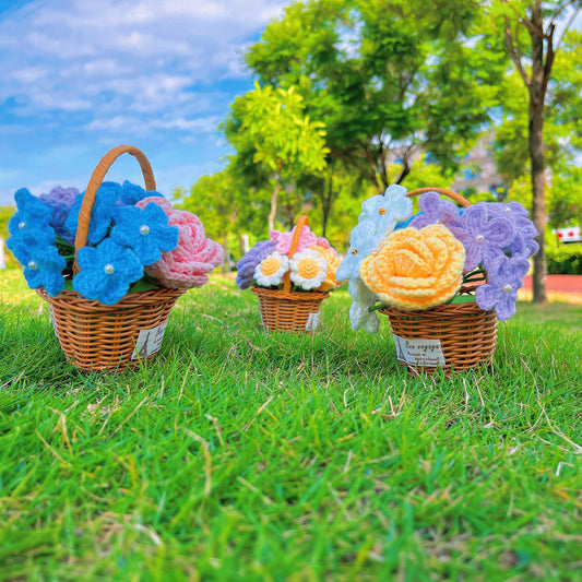 سلة خيزران يدوية الصنع مع تشكيلة زهور كروشيه - لمسة ديكور منزلي ريفي