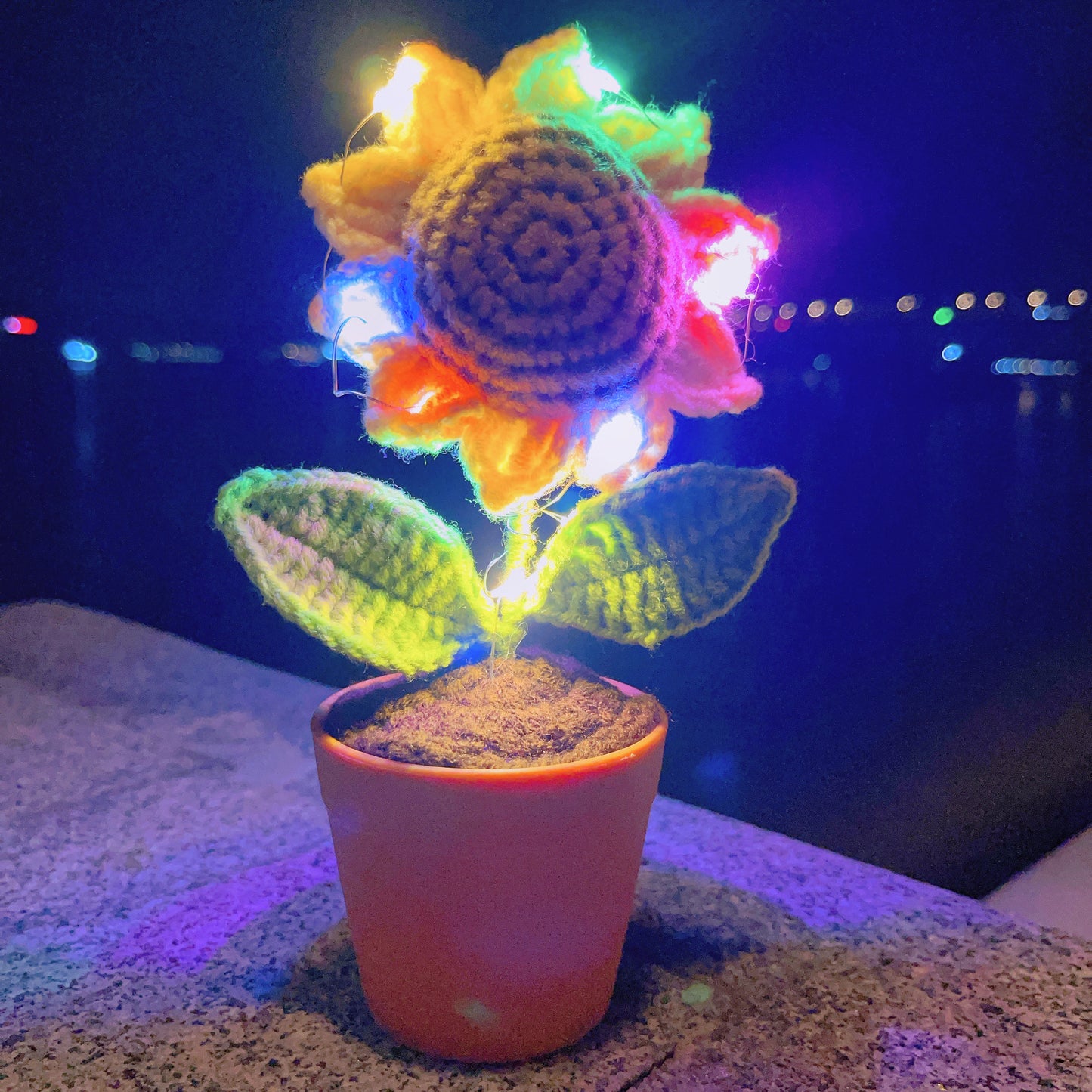 手工鉤針向日葵盆栽 - 擬真仿真花 - 獨特居家裝飾 - 植物愛好者完美禮物 - 匠心手作工藝