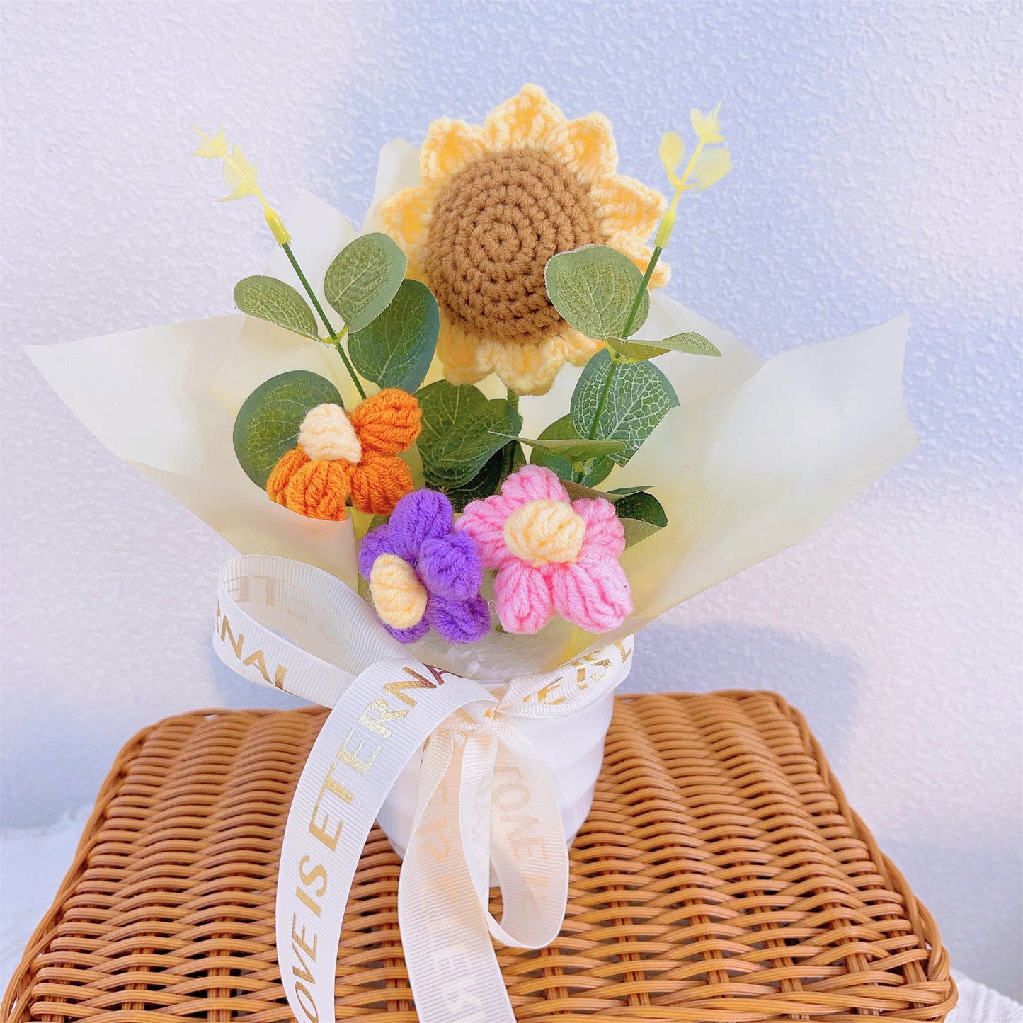 手工針織植物盆栽組:絢麗向日葵與精緻絨球花——居家裝飾、贈禮與特殊場合的絕佳選擇