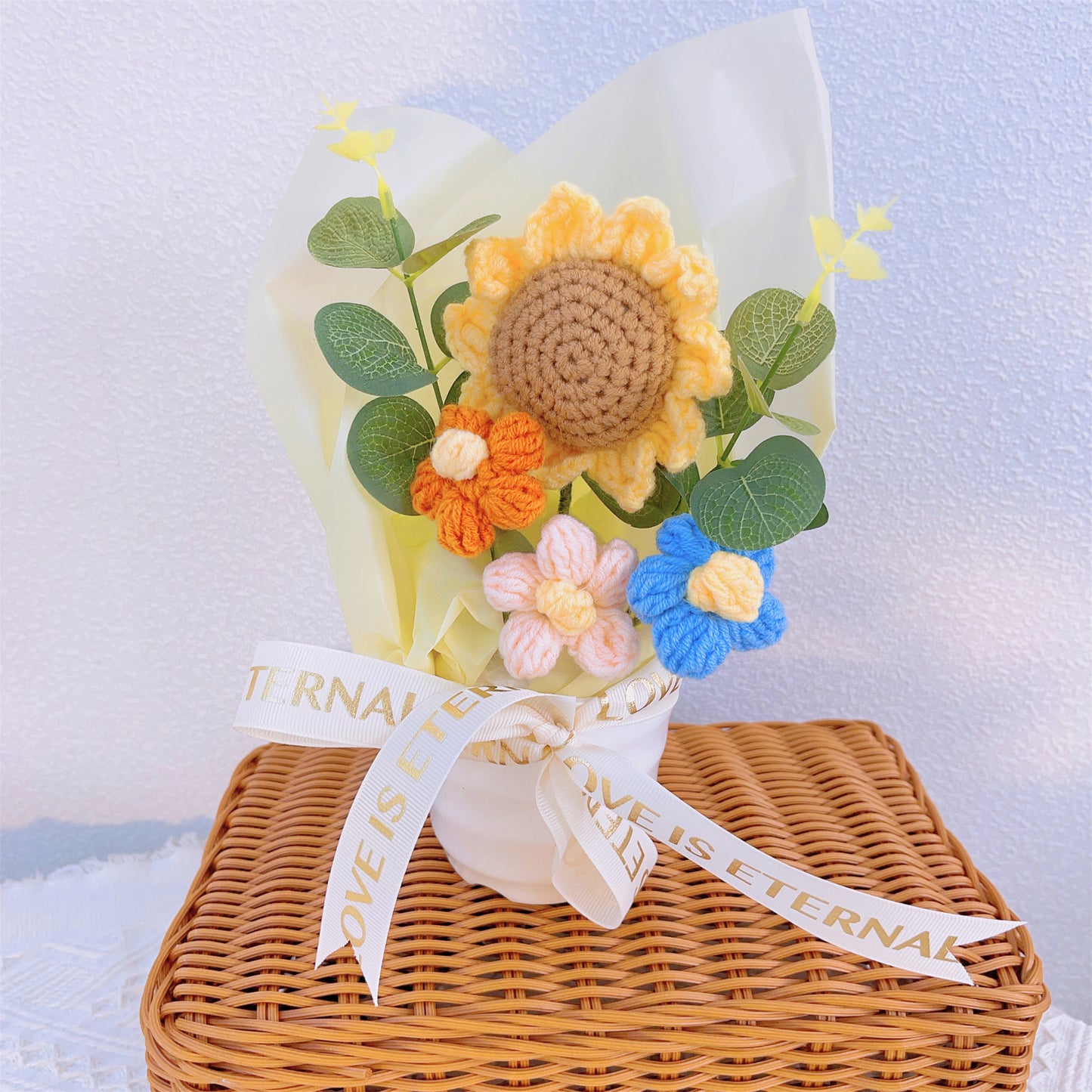 手工針織植物盆栽組:絢麗向日葵與精緻絨球花——居家裝飾、贈禮與特殊場合的絕佳選擇