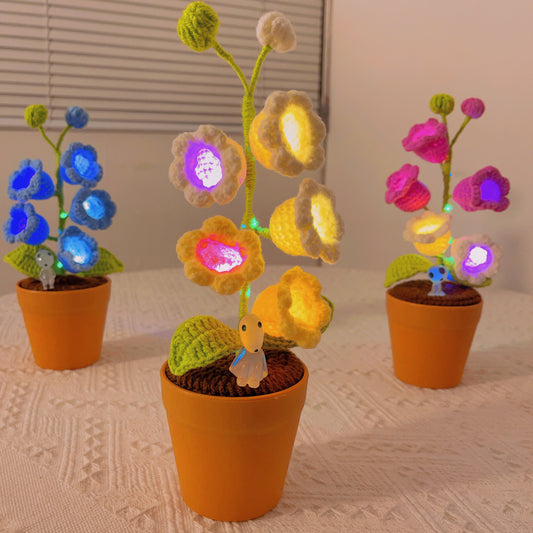 手工絎鉤鈴蘭盆栽植物 - 發光LED花朵 - 獨特家居裝飾 - 植物愛好者的完美禮物 - 毛線手工精製