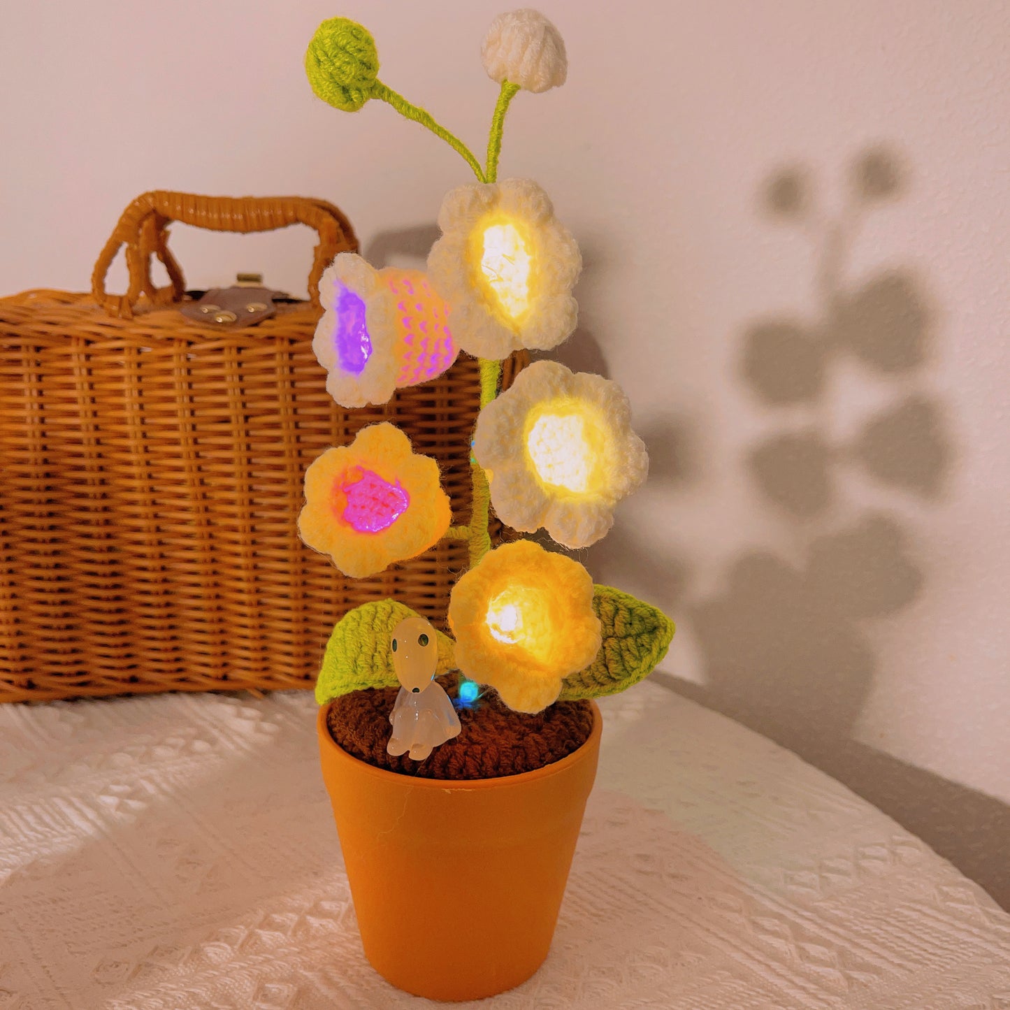 Planta de lirio de la valle tejida a mano - Flores LED luminosas - Decoración única para el hogar - Regalo perfecto para los amantes de las plantas - Hecha a mano en hilo