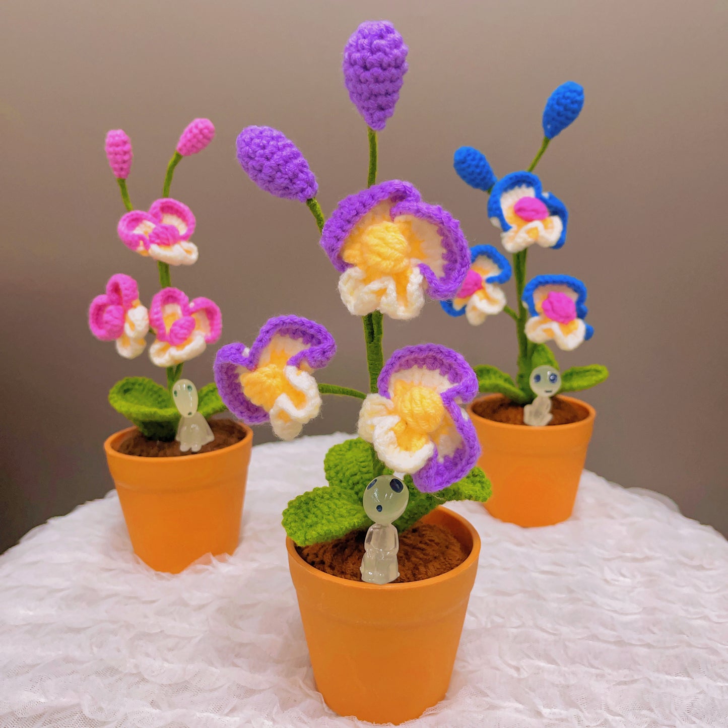 Planta de Orquídea Mariposa Hecha a Mano con Ganchillo - Flor Artificial Realista - Decoración Única para el Hogar - Para los Amantes de las Plantas - Hecha a Mano - Phalaenopsis - Tallo Único