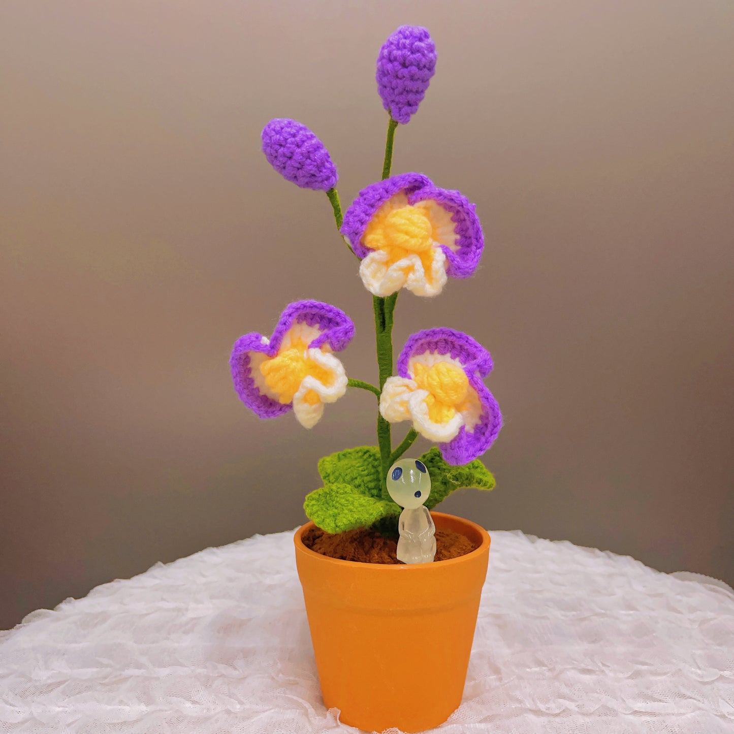 Planta de Orquídea Mariposa Hecha a Mano con Ganchillo - Flor Artificial Realista - Decoración Única para el Hogar - Para los Amantes de las Plantas - Hecha a Mano - Phalaenopsis - Tallo Único