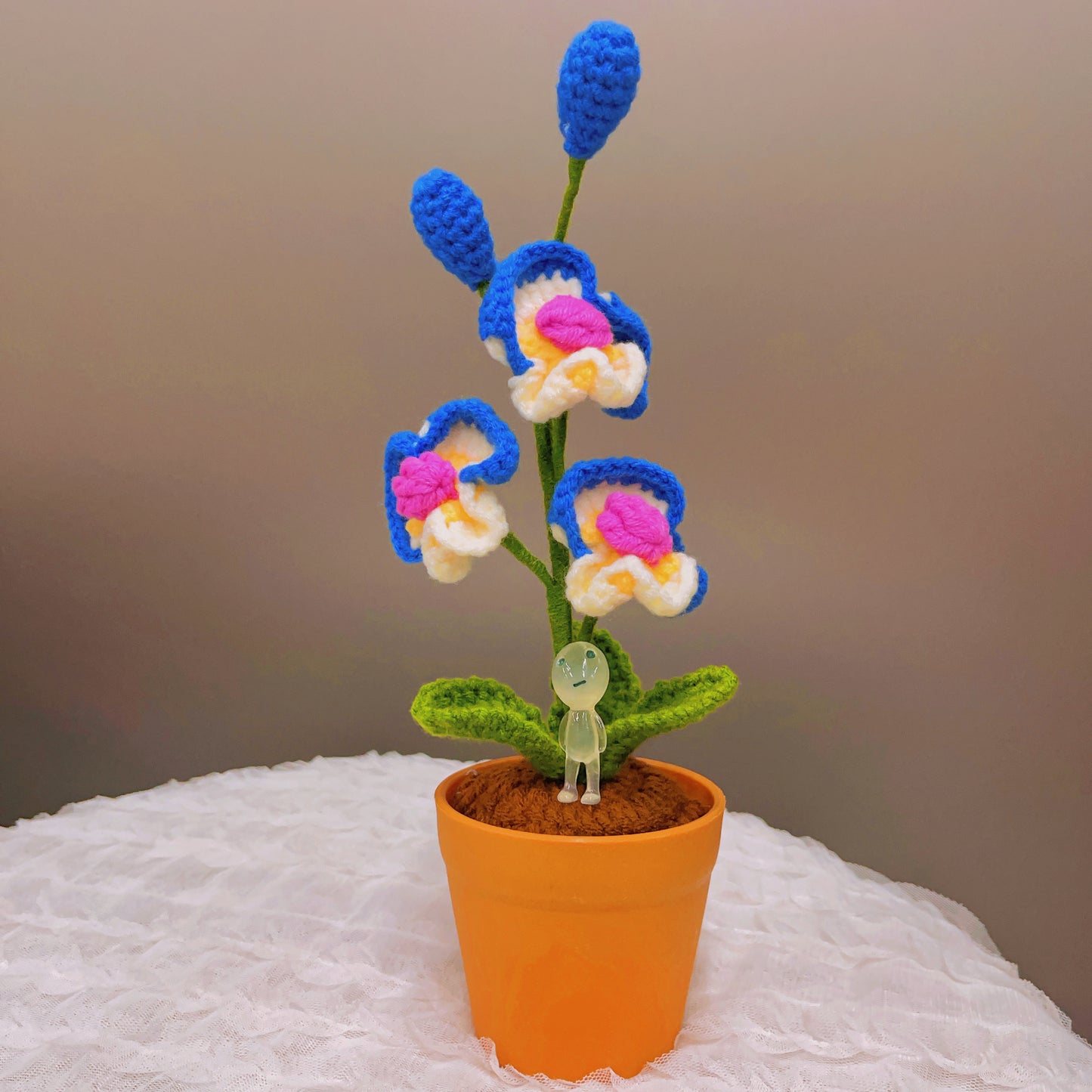 Planta de Orquídea Mariposa Hecha a Mano con Ganchillo - Flor Artificial Realista - Decoración Única para el Hogar - Para los Amantes de las Plantas - Hecha a Mano - Phalaenopsis - Tallo Único