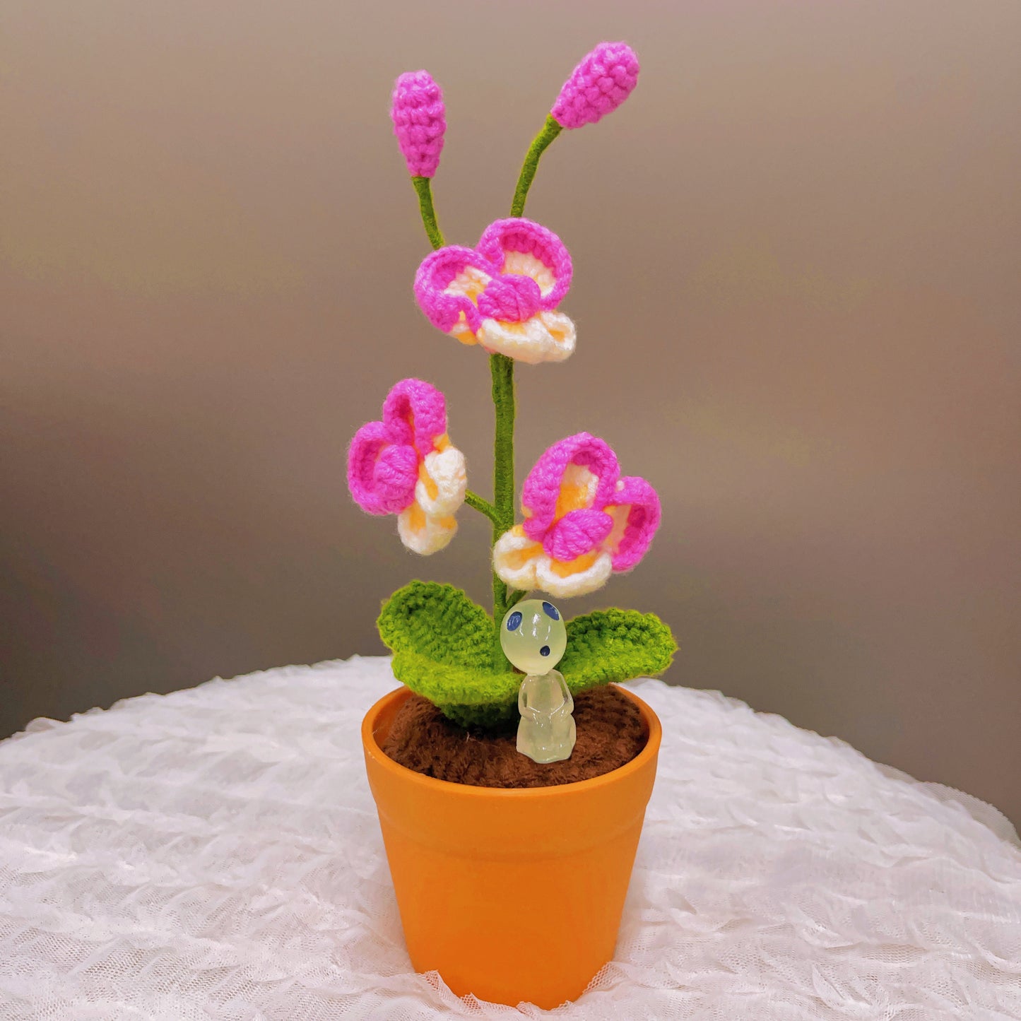Planta de Orquídea Mariposa Hecha a Mano con Ganchillo - Flor Artificial Realista - Decoración Única para el Hogar - Para los Amantes de las Plantas - Hecha a Mano - Phalaenopsis - Tallo Único