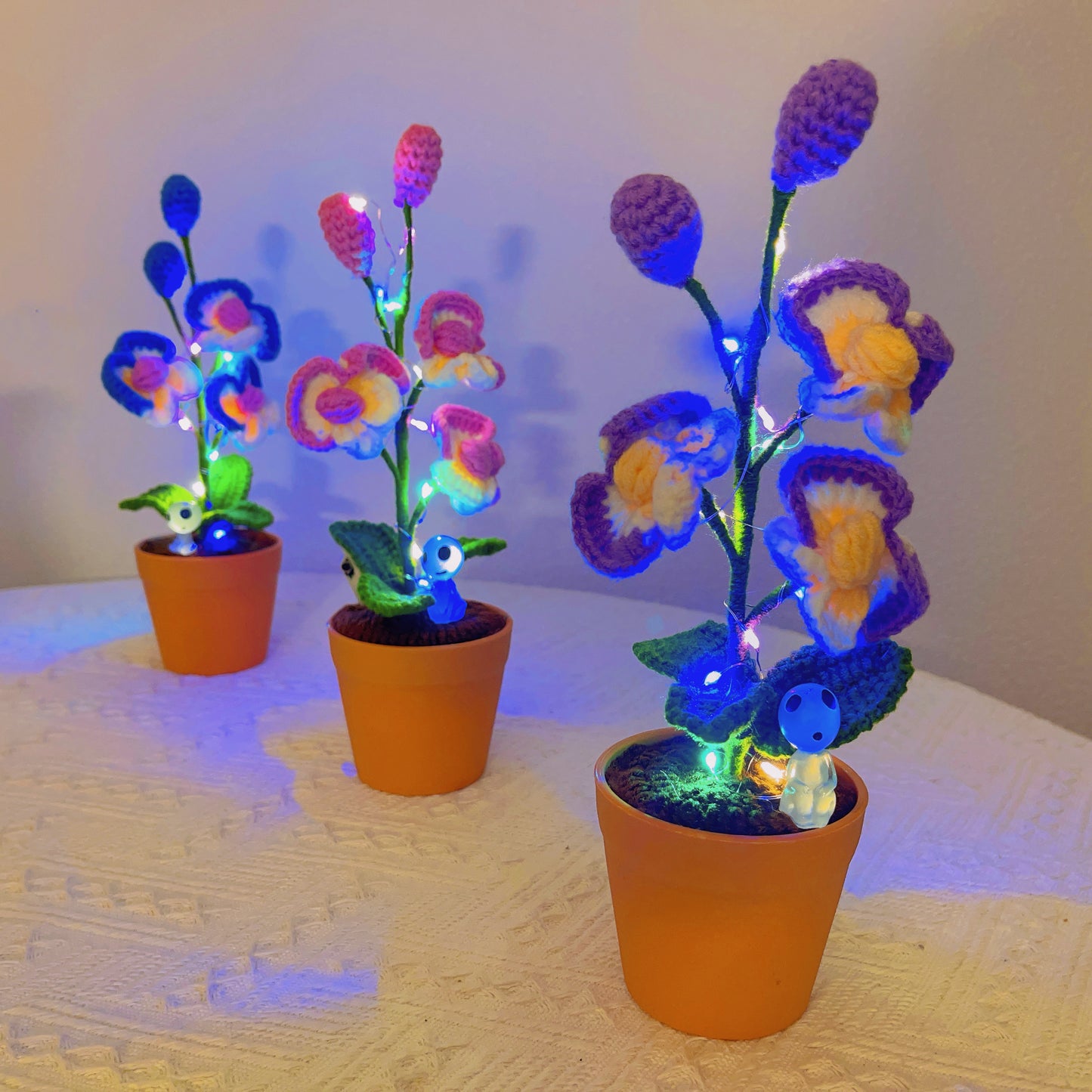 Planta de Orquídea Mariposa Hecha a Mano con Ganchillo - Flor Artificial Realista - Decoración Única para el Hogar - Para los Amantes de las Plantas - Hecha a Mano - Phalaenopsis - Tallo Único