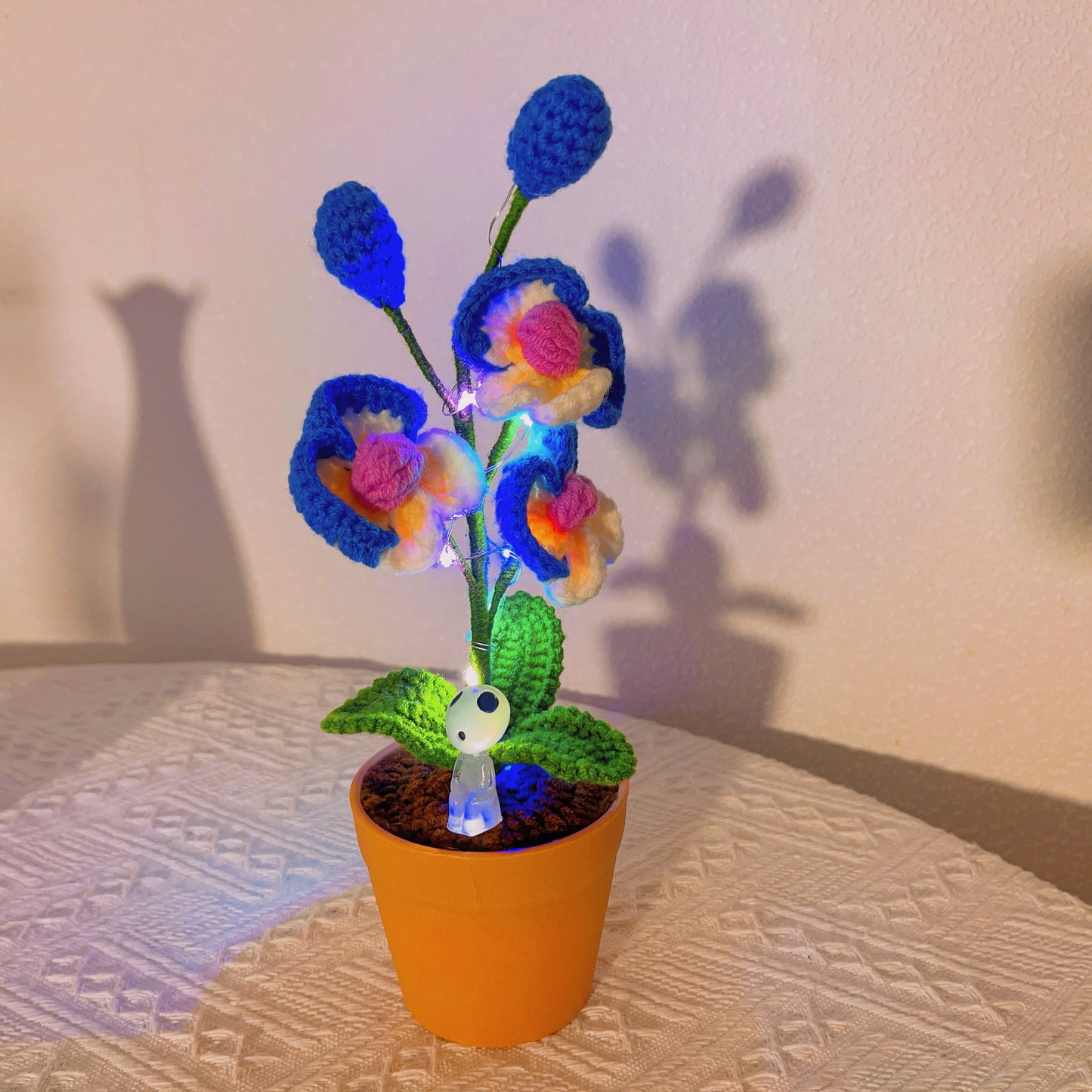 Planta de Orquídea Mariposa Hecha a Mano con Ganchillo - Flor Artificial Realista - Decoración Única para el Hogar - Para los Amantes de las Plantas - Hecha a Mano - Phalaenopsis - Tallo Único