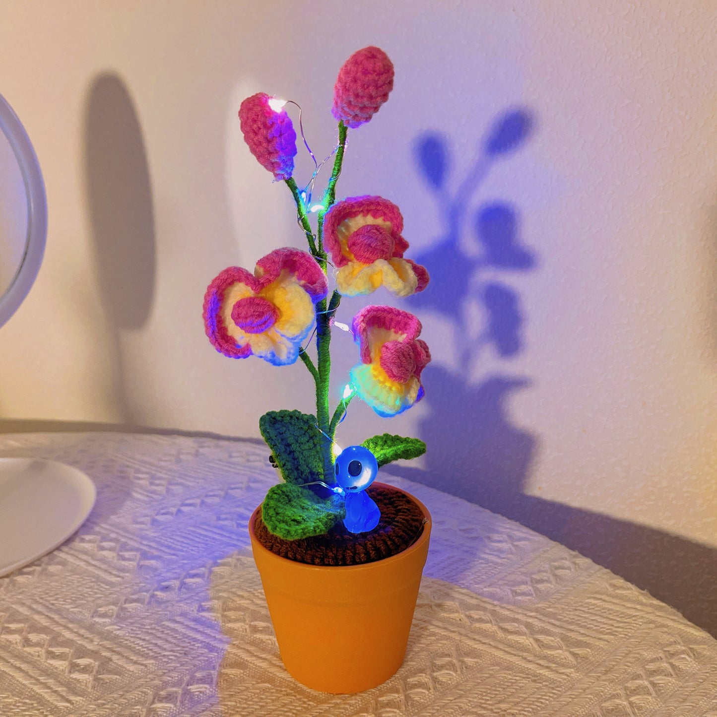 Planta de Orquídea Mariposa Hecha a Mano con Ganchillo - Flor Artificial Realista - Decoración Única para el Hogar - Para los Amantes de las Plantas - Hecha a Mano - Phalaenopsis - Tallo Único