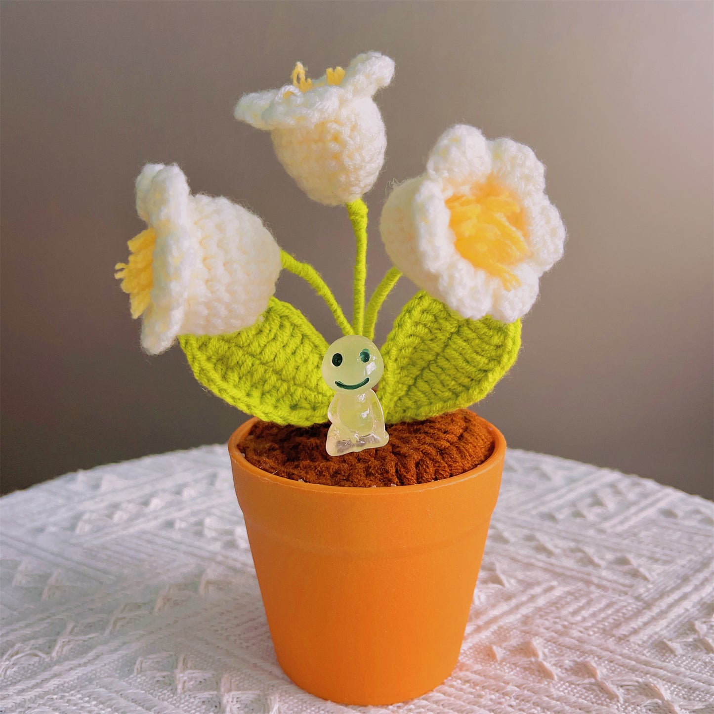 Planta de lirio de la valle tejida a mano - Flores LED luminosas - Decoración única para el hogar - Regalo perfecto para los amantes de las plantas - Hecha a mano en hilo