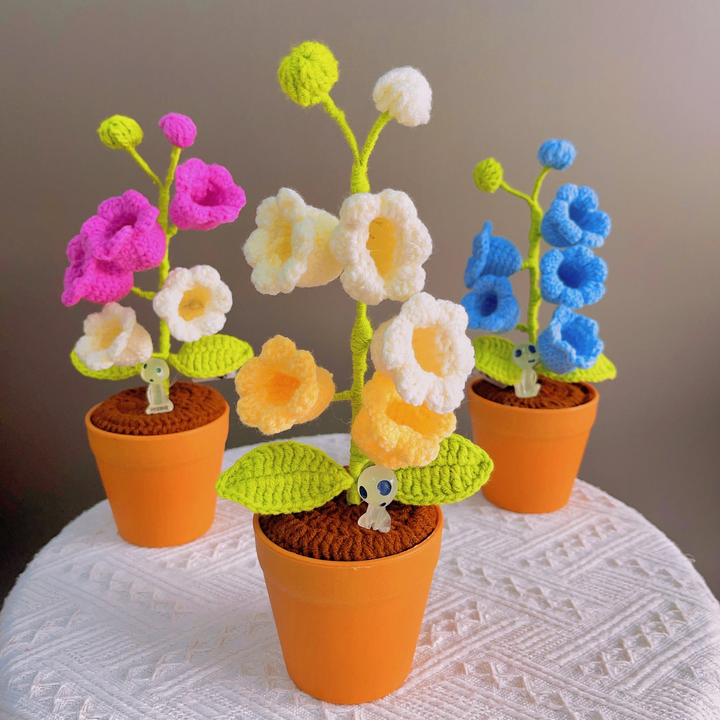 Planta de lirio de la valle tejida a mano - Flores LED luminosas - Decoración única para el hogar - Regalo perfecto para los amantes de las plantas - Hecha a mano en hilo