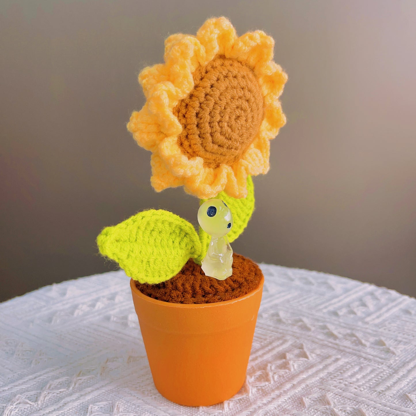 手工鉤針向日葵盆栽 - 擬真仿真花 - 獨特居家裝飾 - 植物愛好者完美禮物 - 匠心手作工藝
