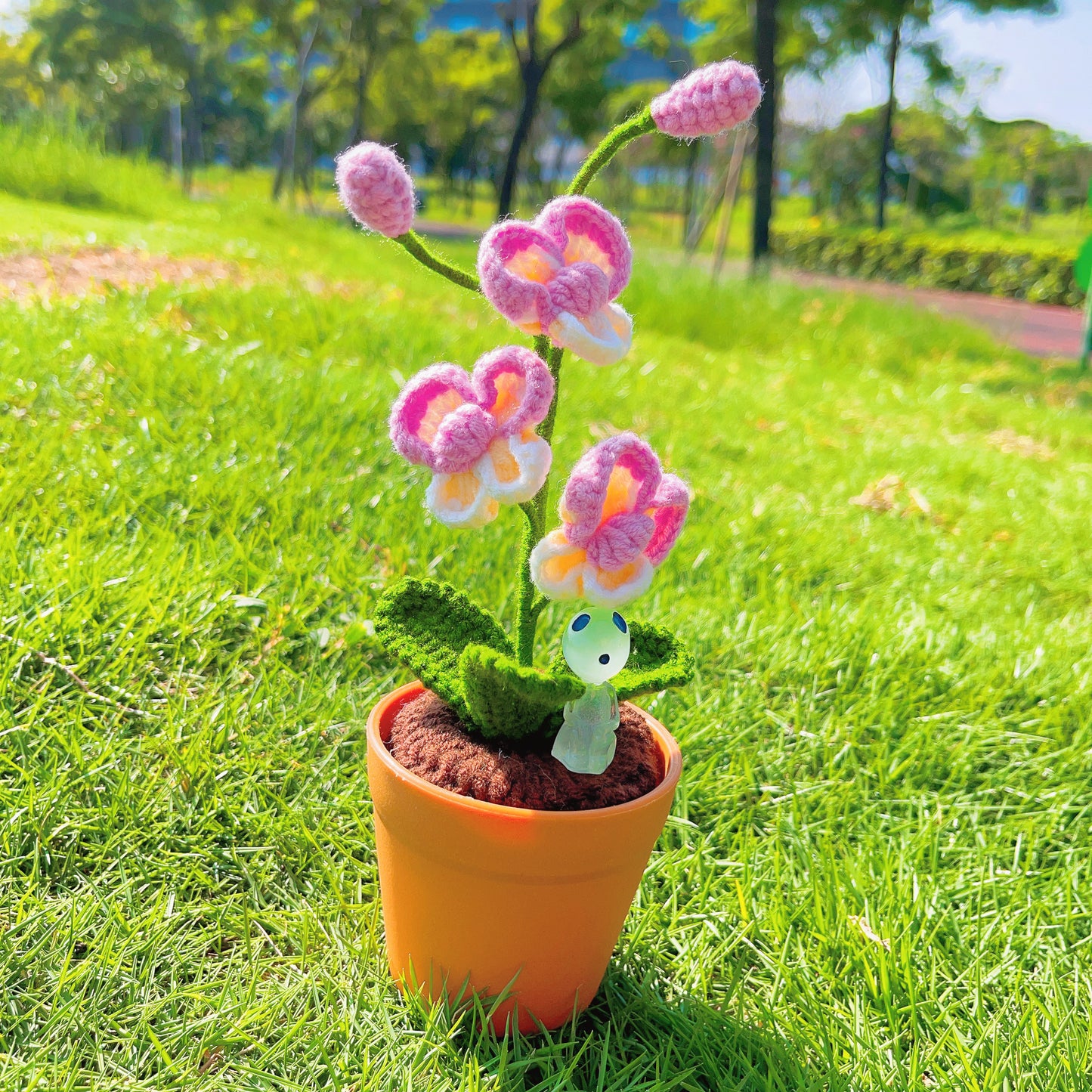 Planta de Orquídea Mariposa Hecha a Mano con Ganchillo - Flor Artificial Realista - Decoración Única para el Hogar - Para los Amantes de las Plantas - Hecha a Mano - Phalaenopsis - Tallo Único