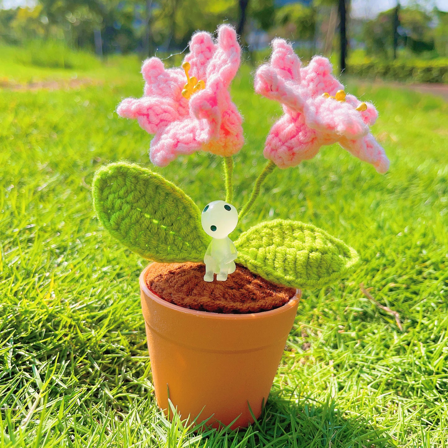 Handmade Crochet Alstroemeria Plant with LED: Realistic Faux Flower for Unique Home Decor, Perfect Gift Giving to Plant Lovers, Handcrafted DIY Gift