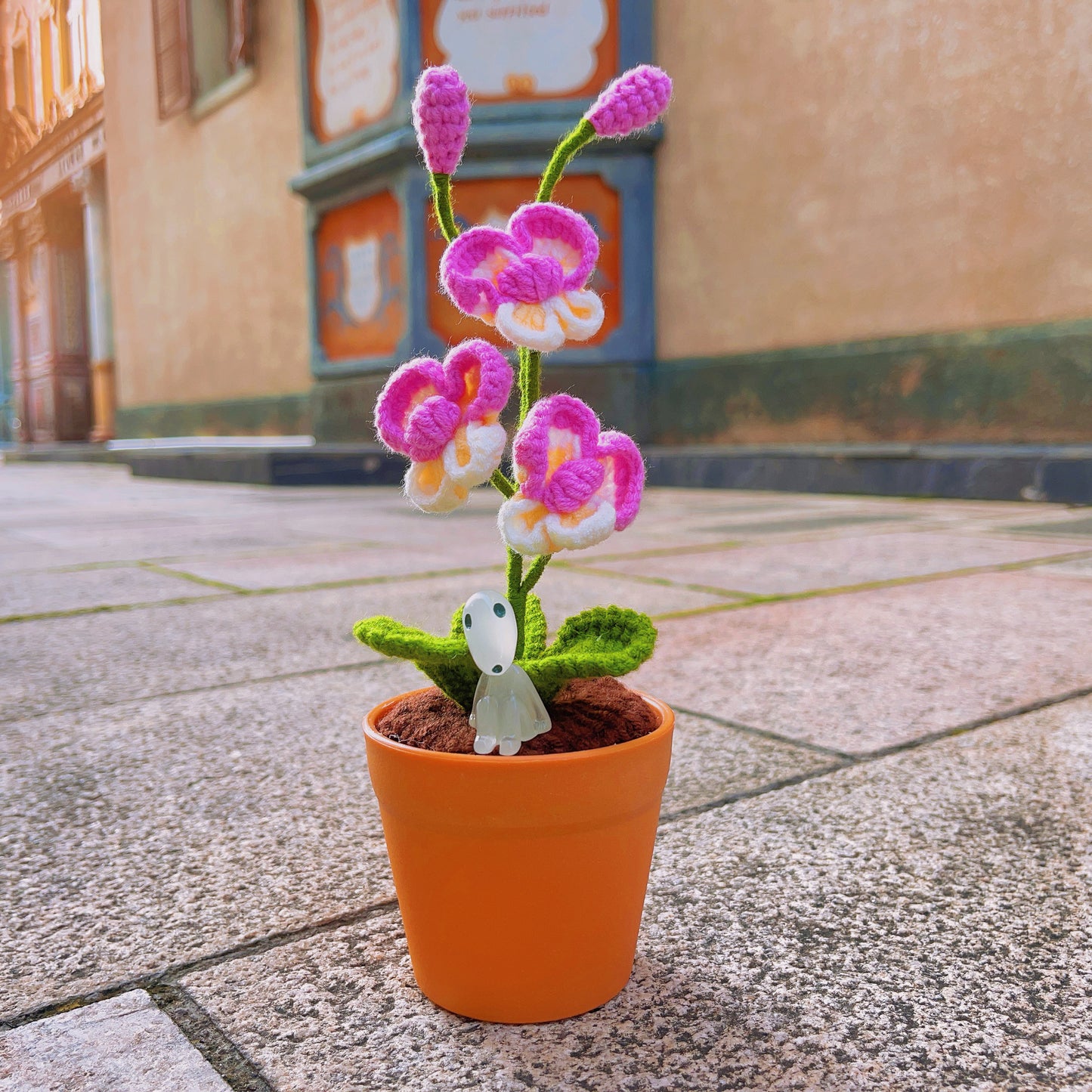 Planta de Orquídea Mariposa Hecha a Mano con Ganchillo - Flor Artificial Realista - Decoración Única para el Hogar - Para los Amantes de las Plantas - Hecha a Mano - Phalaenopsis - Tallo Único