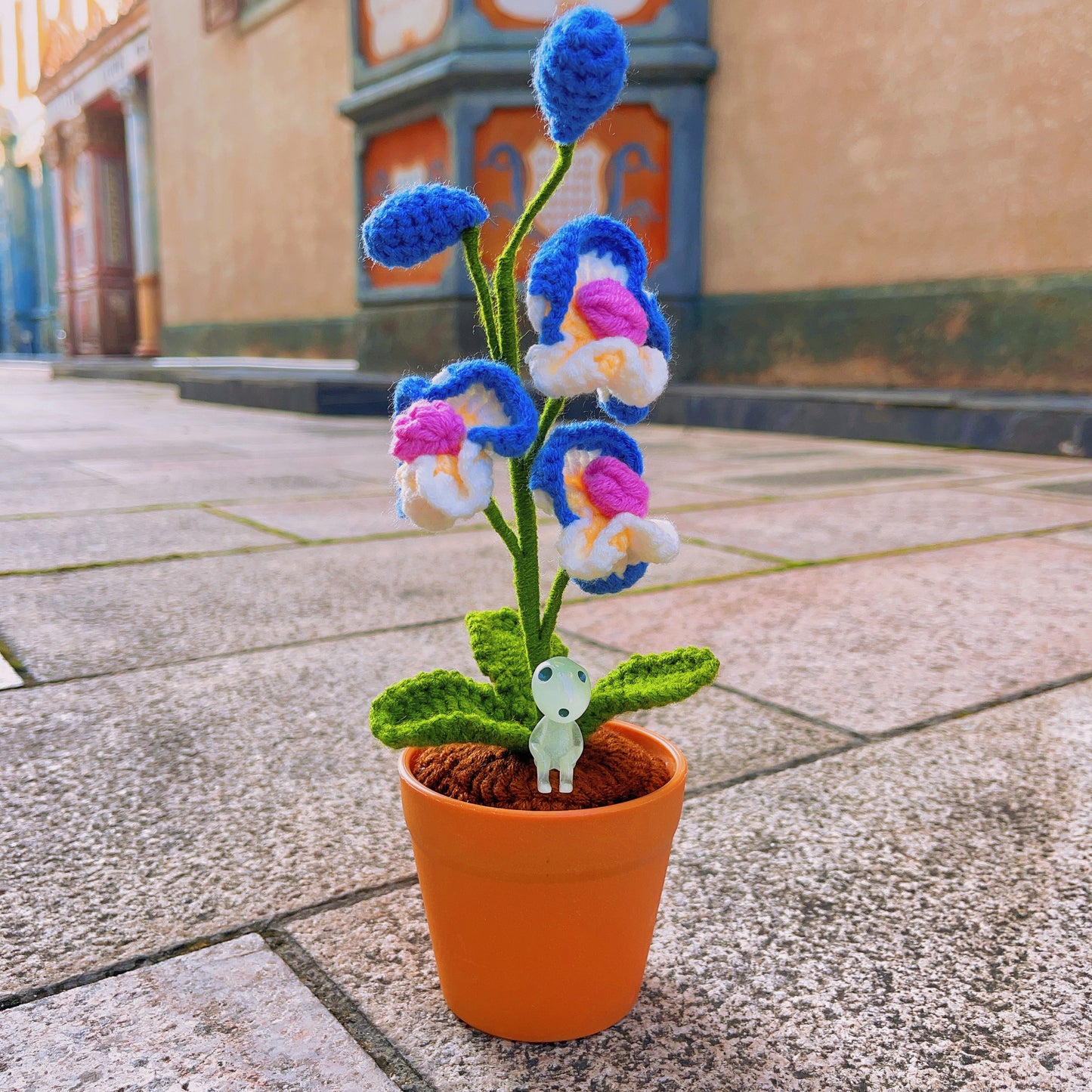 Planta de Orquídea Mariposa Hecha a Mano con Ganchillo - Flor Artificial Realista - Decoración Única para el Hogar - Para los Amantes de las Plantas - Hecha a Mano - Phalaenopsis - Tallo Único