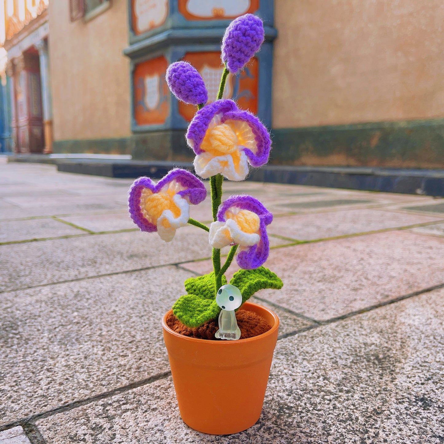 Planta de Orquídea Mariposa Hecha a Mano con Ganchillo - Flor Artificial Realista - Decoración Única para el Hogar - Para los Amantes de las Plantas - Hecha a Mano - Phalaenopsis - Tallo Único