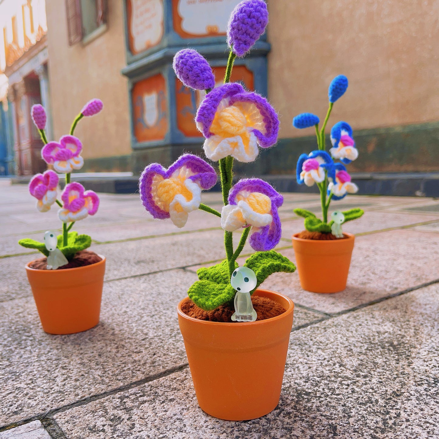 Planta de Orquídea Mariposa Hecha a Mano con Ganchillo - Flor Artificial Realista - Decoración Única para el Hogar - Para los Amantes de las Plantas - Hecha a Mano - Phalaenopsis - Tallo Único