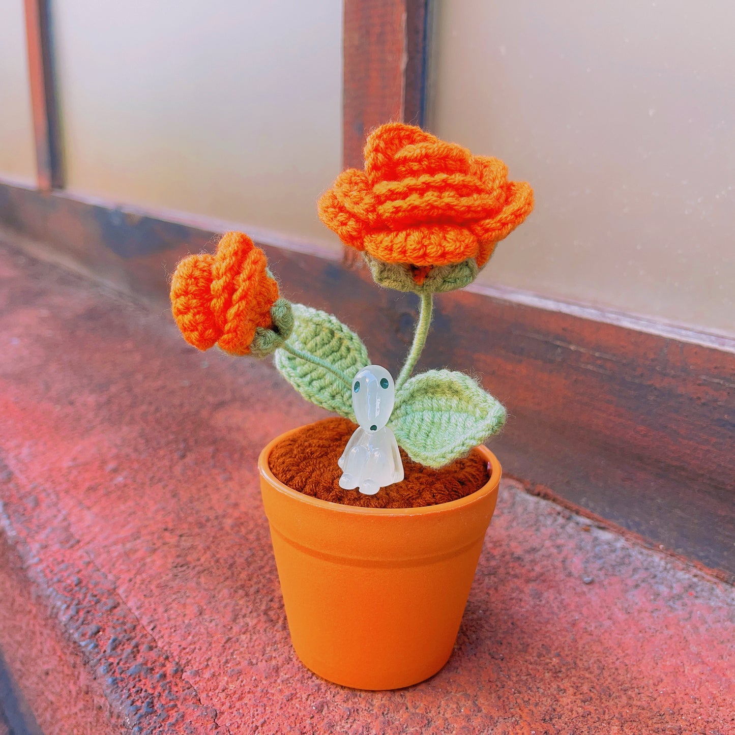 Planta de rosa tejida a mano con ganchillo - Flor artificial realista - Decoración única para el hogar - Regalo perfecto para los amantes de las plantas - Hecha a mano - Regalo para el Día del Padre 2024