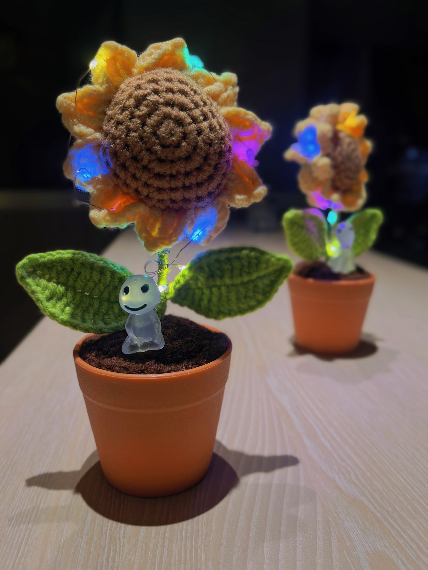 手工鉤針向日葵盆栽 - 擬真仿真花 - 獨特居家裝飾 - 植物愛好者完美禮物 - 匠心手作工藝