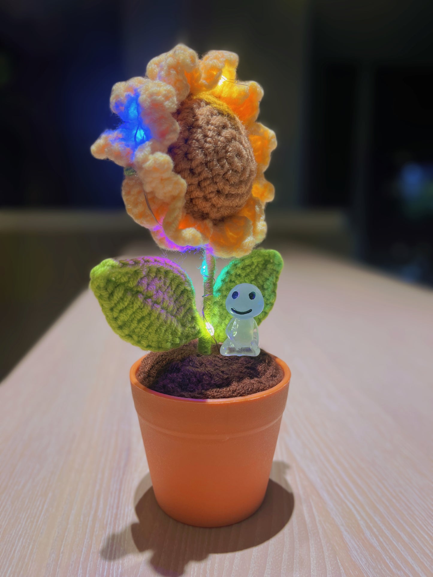 手工鉤針向日葵盆栽 - 擬真仿真花 - 獨特居家裝飾 - 植物愛好者完美禮物 - 匠心手作工藝