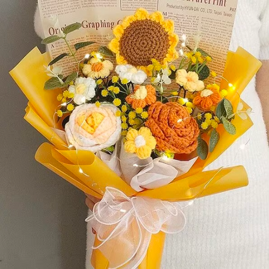 Buquê artesanal de rosas, girassóis e bolas de floco crochetadas "Delícia Ensolarada" - Magníficas cores douradas e laranjas