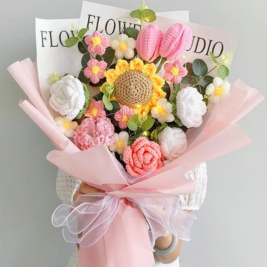Ramo Elegante Artesanalmente Crochêado em Rosa Delight com Tema Primavera para a Páscoa, composto por Rosas, Tulipas, Girassóis, Pom-Poms e Cravos