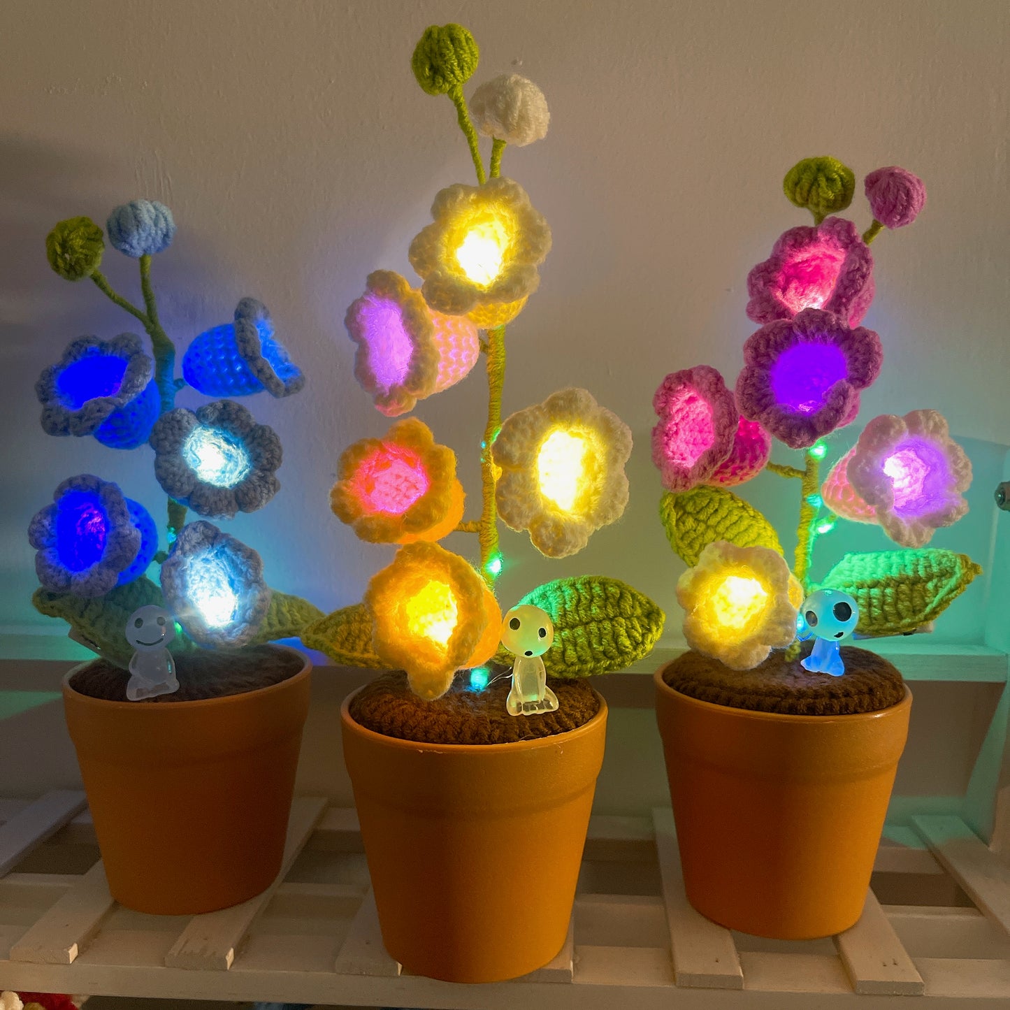 Planta de lirio de la valle tejida a mano - Flores LED luminosas - Decoración única para el hogar - Regalo perfecto para los amantes de las plantas - Hecha a mano en hilo